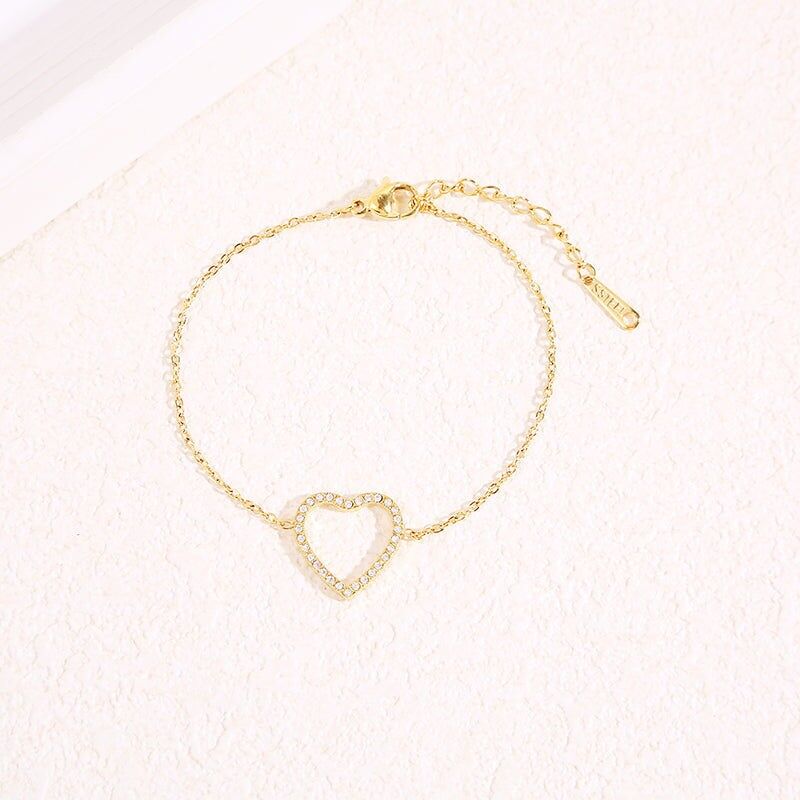 Feines Goldkettenarmband mit zentraler Herzkontur aus Strasssteinen mit abgerundeten Ecken