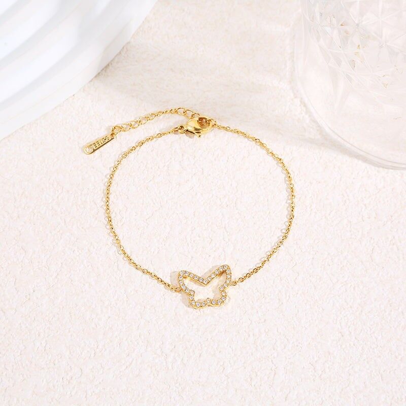 Feines Goldkettenarmband mit zentralem Strass-Schmetterlingsumriss mit abgerundeten Ecken