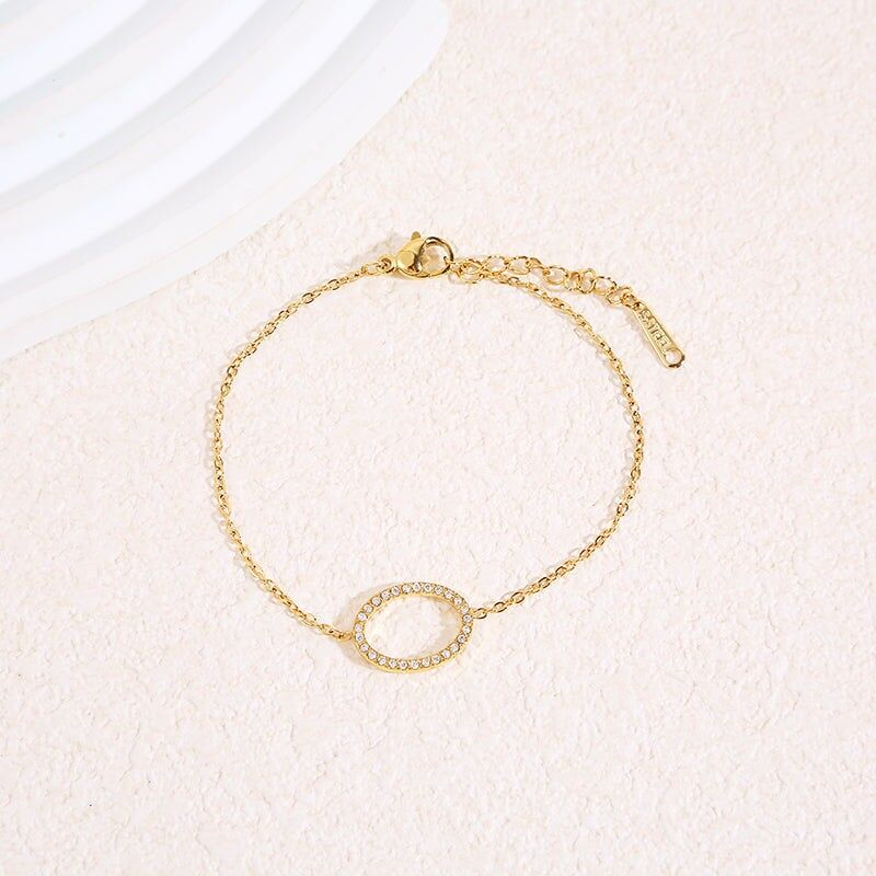 Feines Goldkettenarmband mit zentraler ovaler Strasskontur mit abgerundeten Ecken