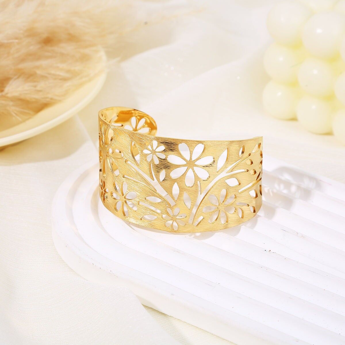 Verstellbares goldenes Armreif-Armband mit Blumen und Zweigen mit durchbrochenen Blättern verziert