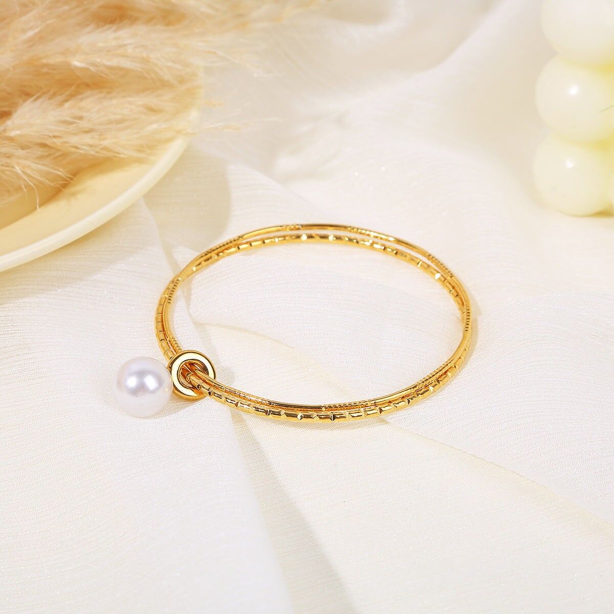 Starres Armreifarmband mit Gravur und weißem Perlenanhänger