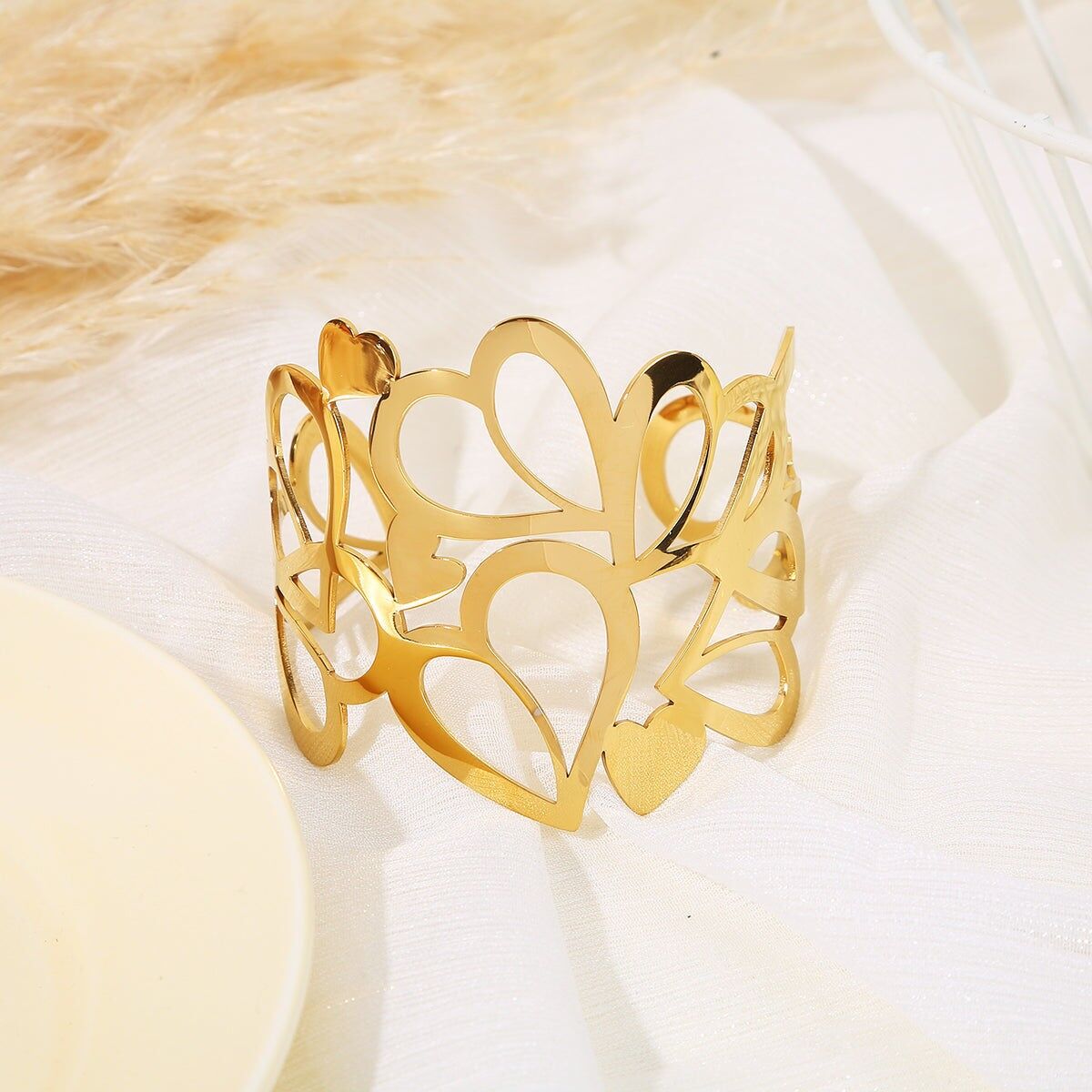 Goldenes Armreif mit vollen und durchbrochenen Herzen