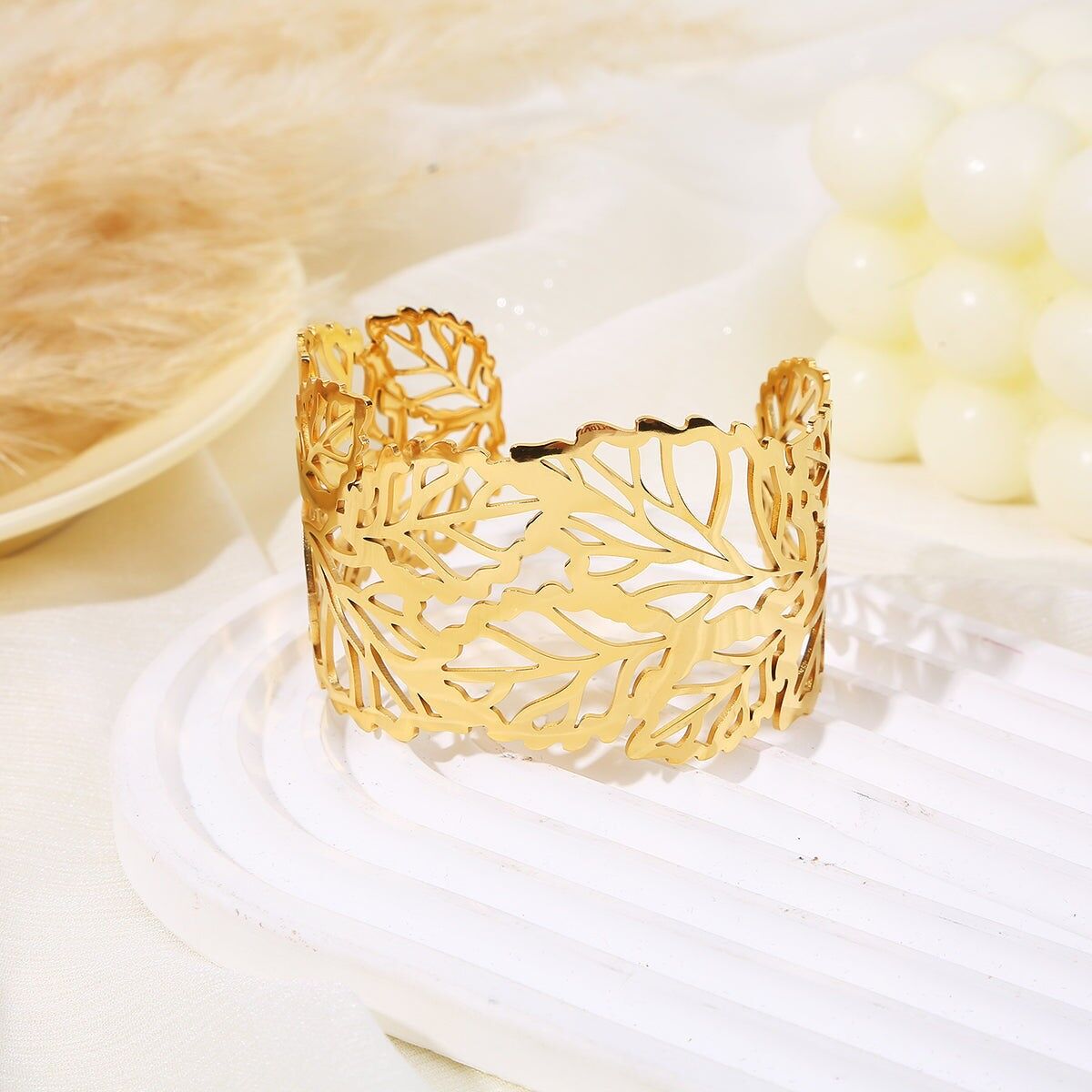 Armreif aus Blattgold mit geraden und abgerundeten durchbrochenen Kanten