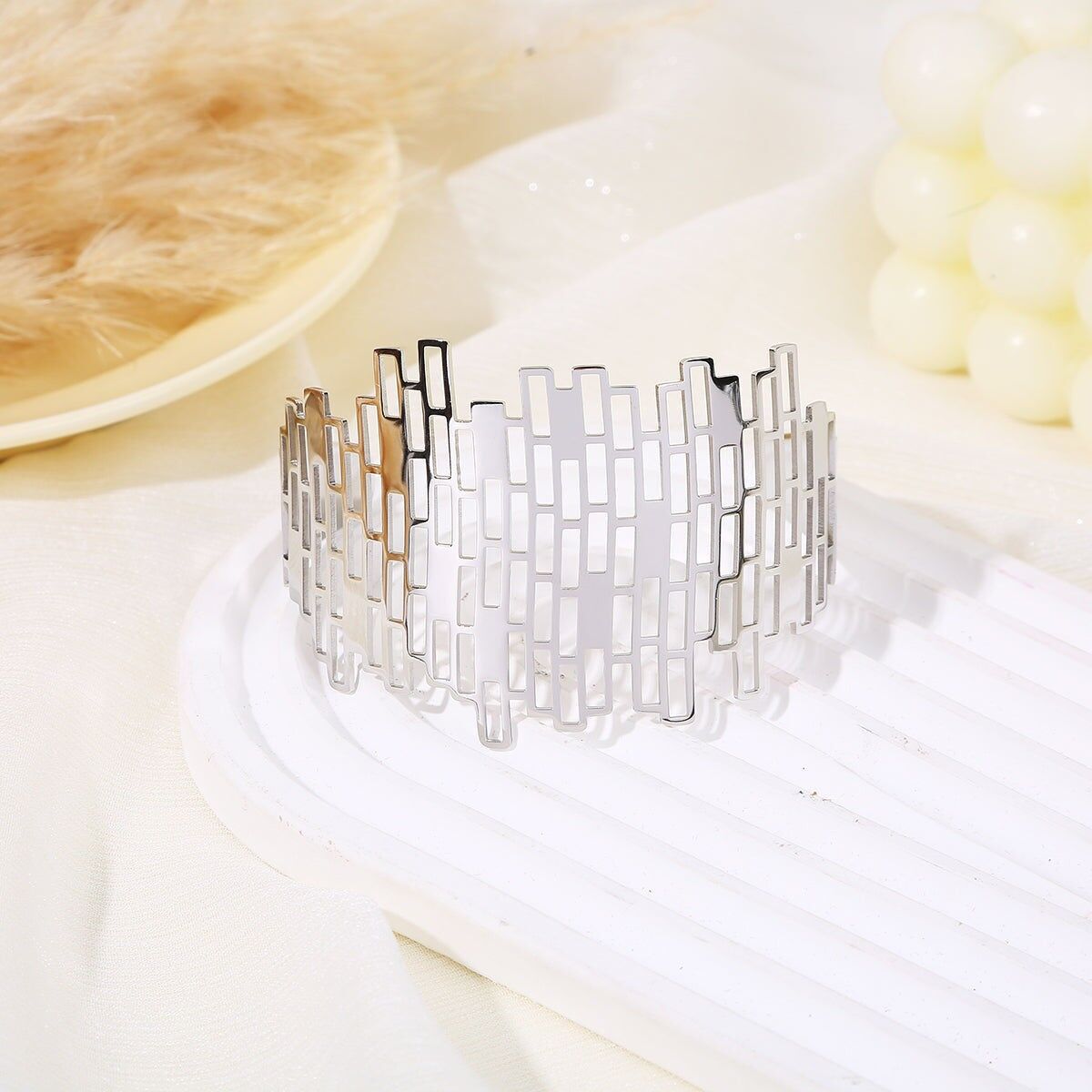 Geometrisches, durchbrochenes Silberarmband im Bienenstockstil