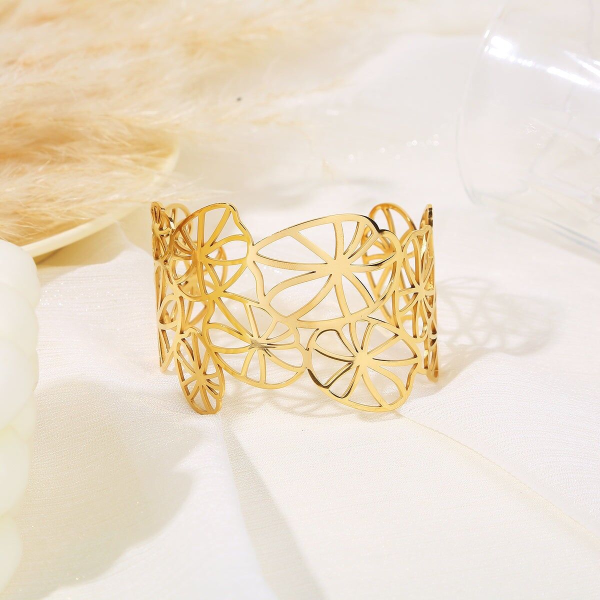 Goldenes Armreif im durchbrochenen Seerosen-Stil