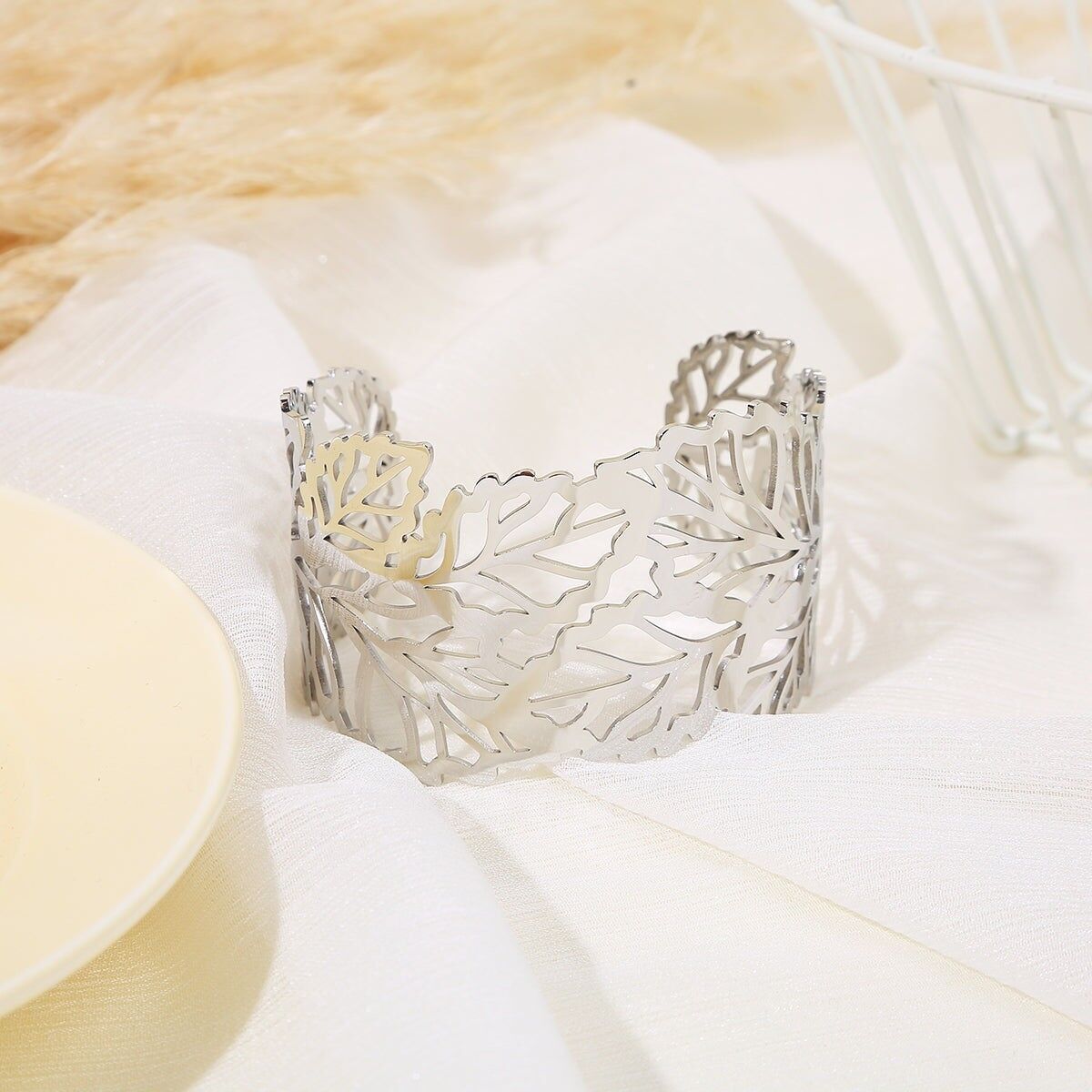 Silbernes Manschettenarmband mit durchbrochenen Blättern, gerader und abgerundeter Kante