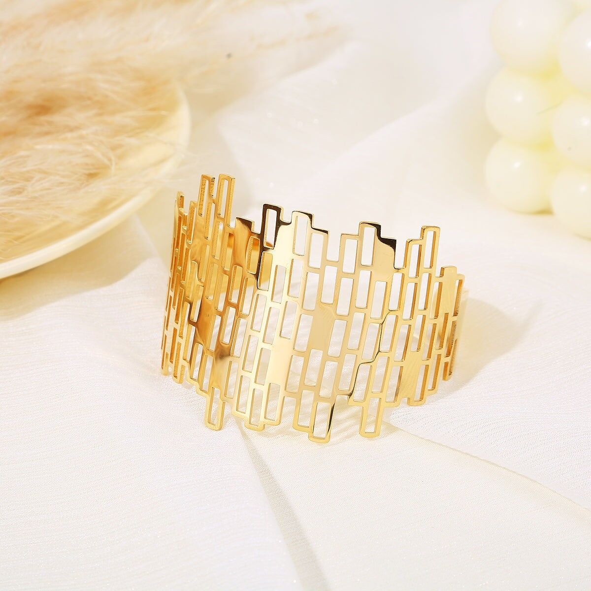 Geometrisches, durchbrochenes Goldarmband im Bienenstockstil