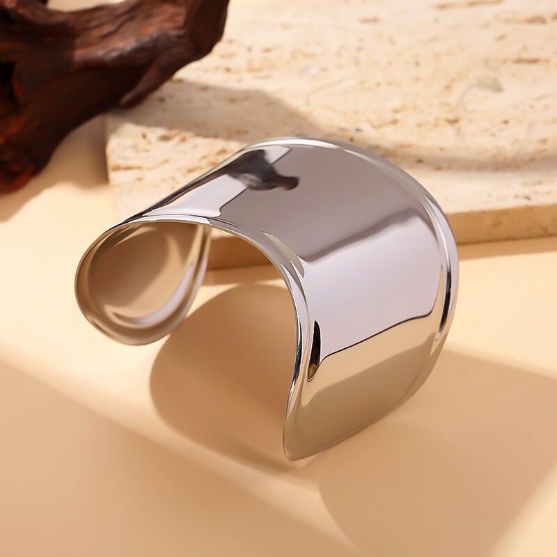 Silbernes Armreifarmband mit minimalistischem Design und dickem Spiegeleffekt