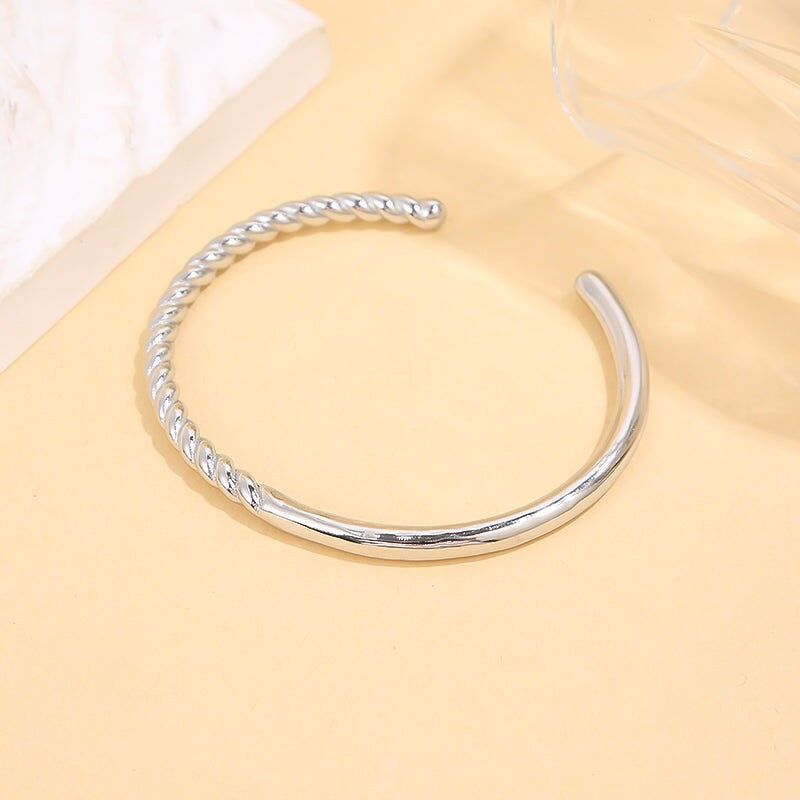 Silbernes Manschettenarmband, halb Spiegeleffekt, halb gedrehter Effekt