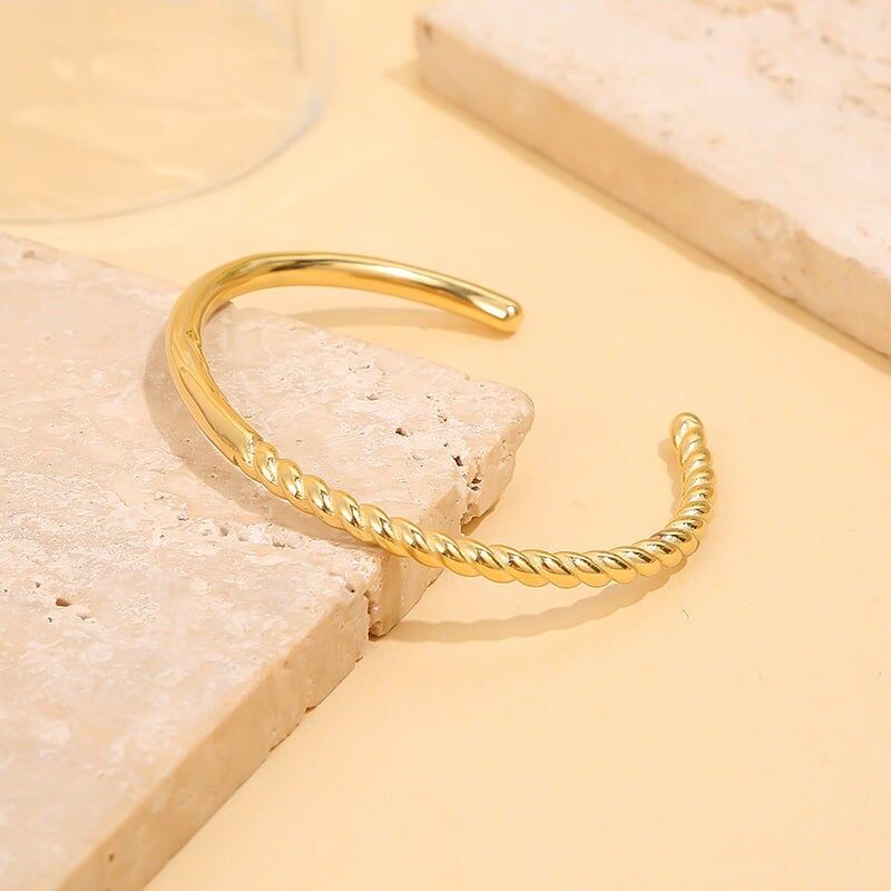 Goldenes Armreif-Armband, halb Spiegeleffekt, halb gedrehter Effekt