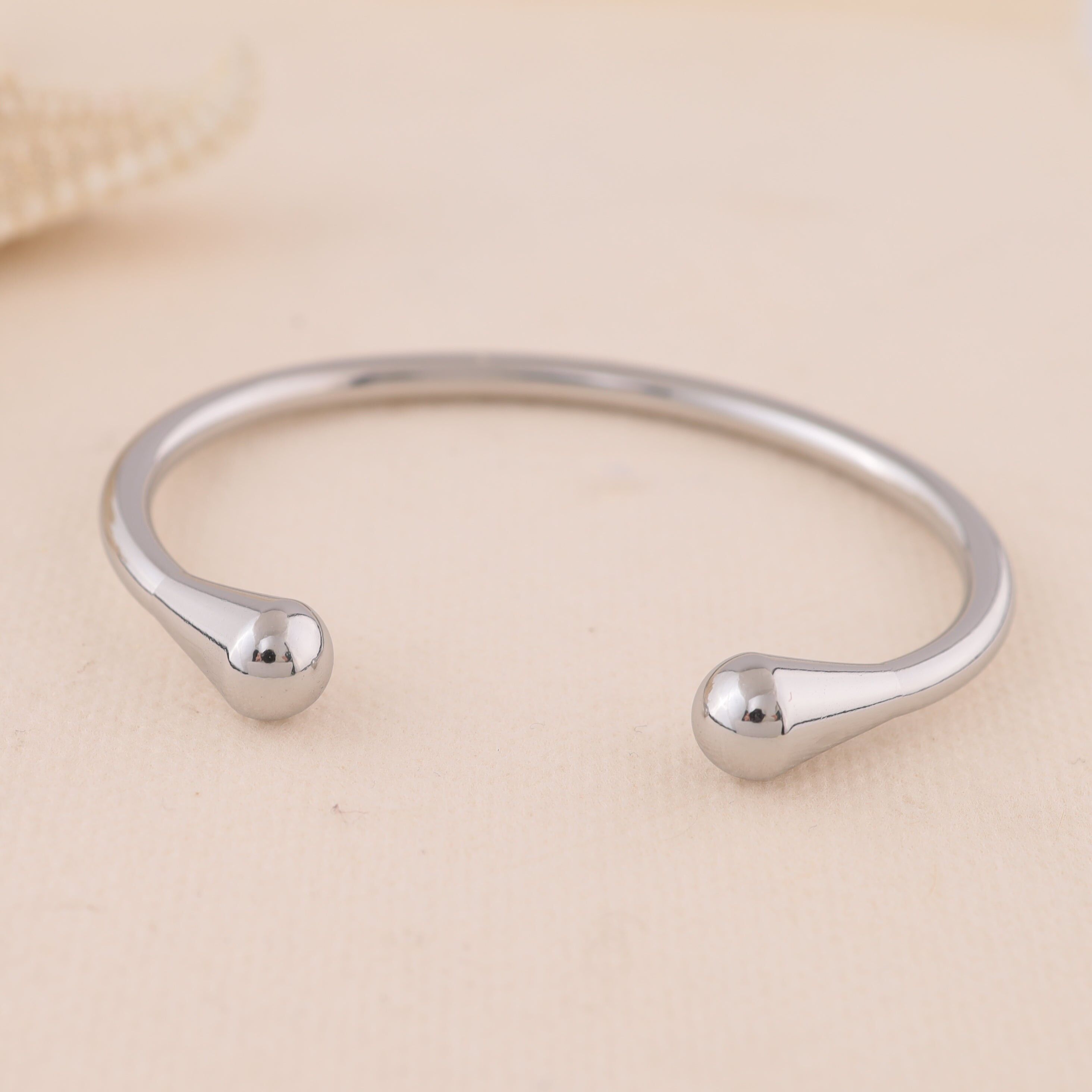 Bracelet jonc fin argenté ouverture avant extrémités bombées