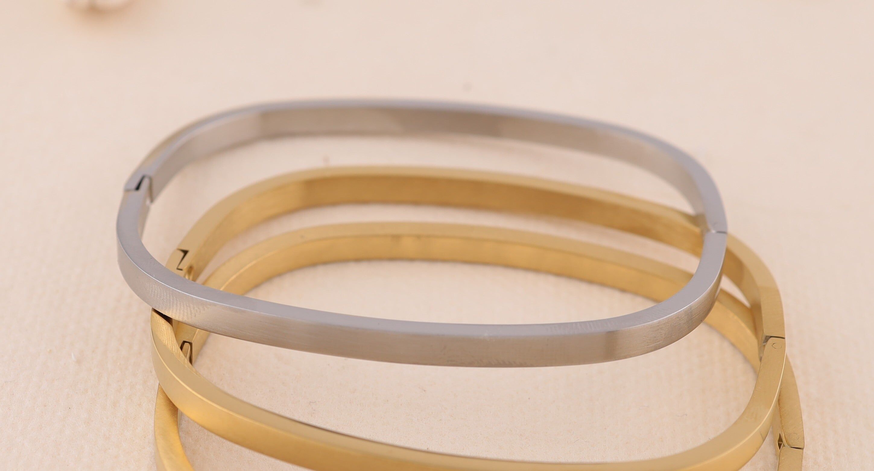 Dünner rechteckiger, abgerundeter Armreif aus Silber mit quadratischem Rand und dezentem Verschluss