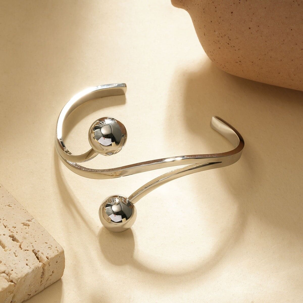 Bracciale bangle aperto in argento con doppio ramo ritorto e estremità a sfera lisce