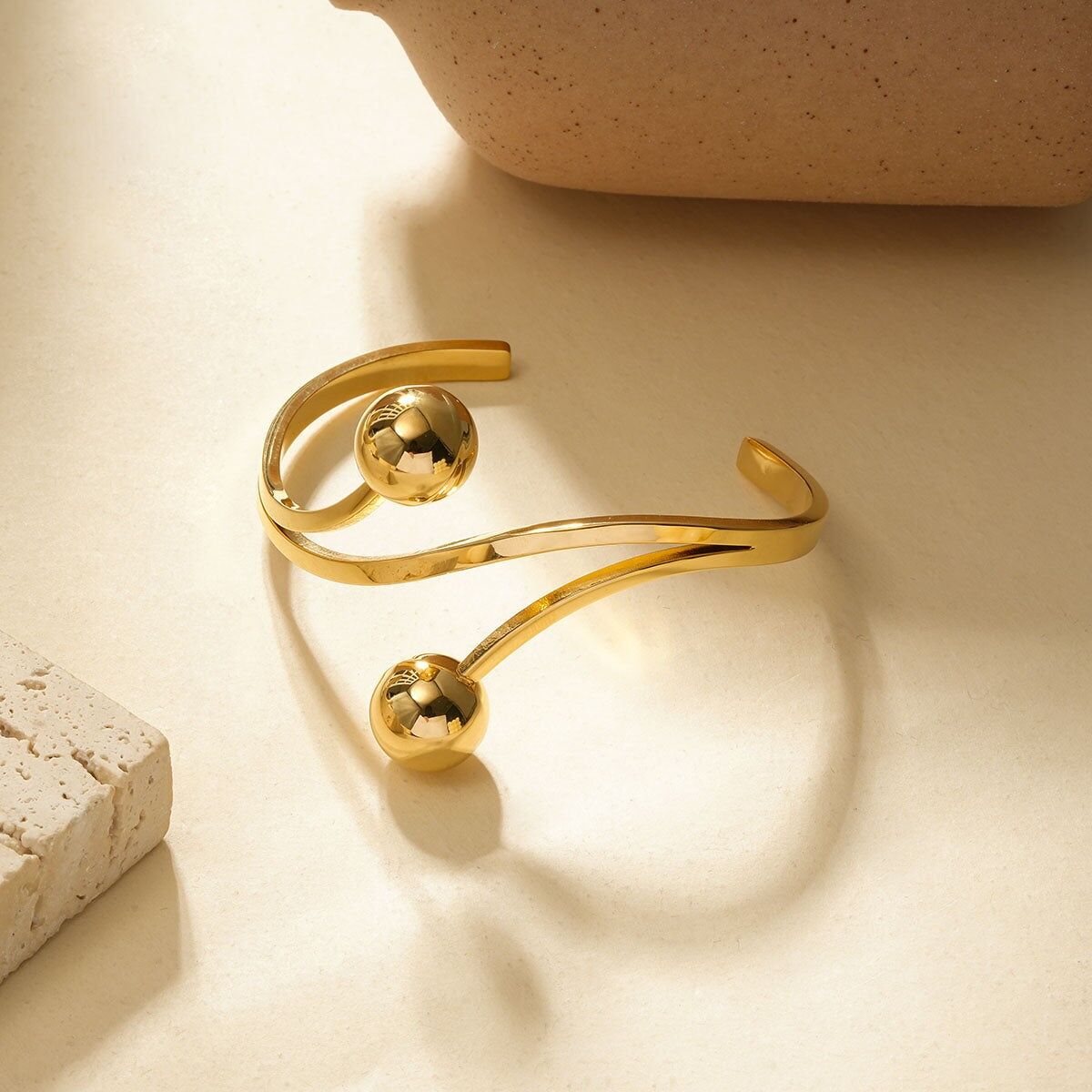 Bracciale bangle aperto in oro con doppio ramo ritorto e estremità a sfera lisce