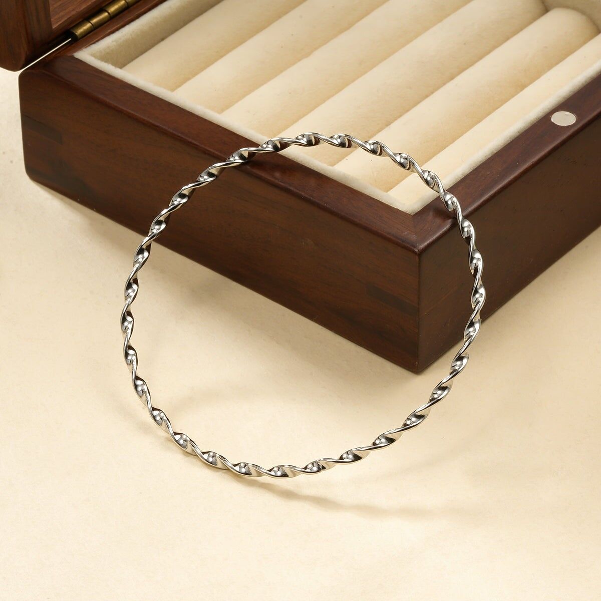 Bracciale rigido intrecciato in argento