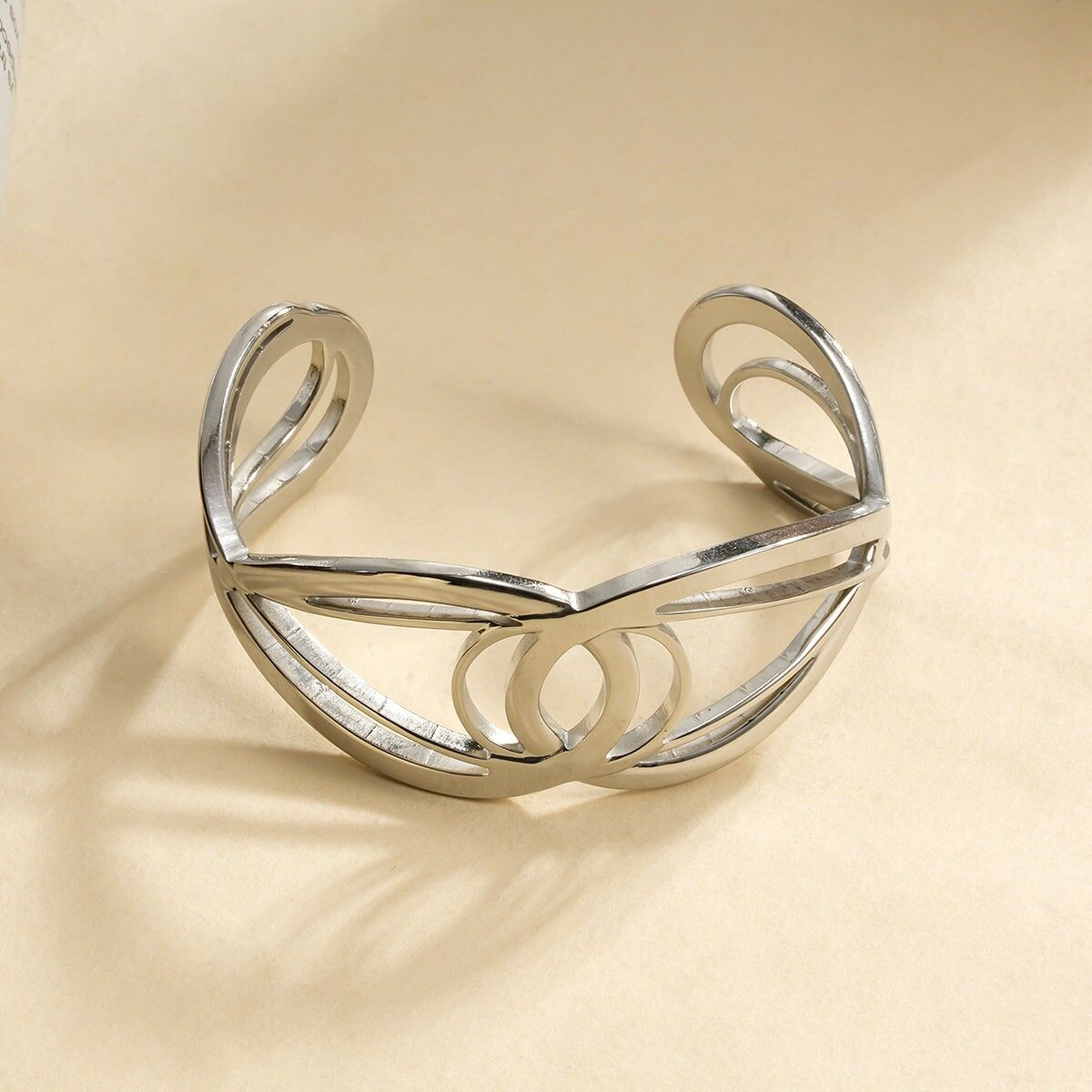 Bracciale rigido in argento con motivo geometrico traforato