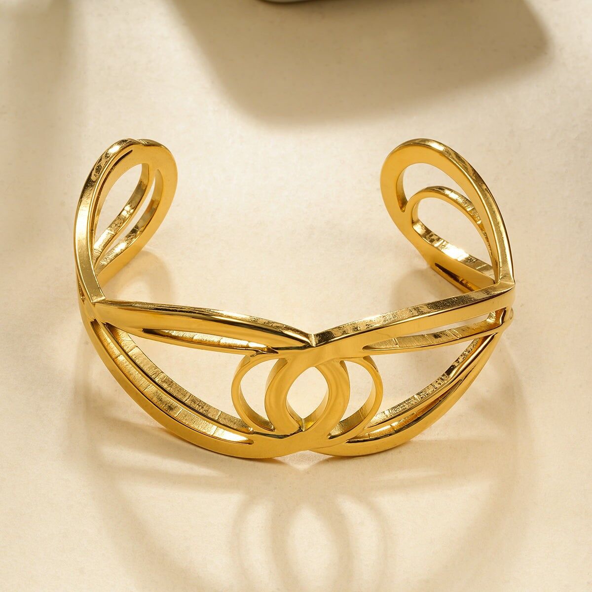 Bracciale rigido in oro con motivo geometrico traforato