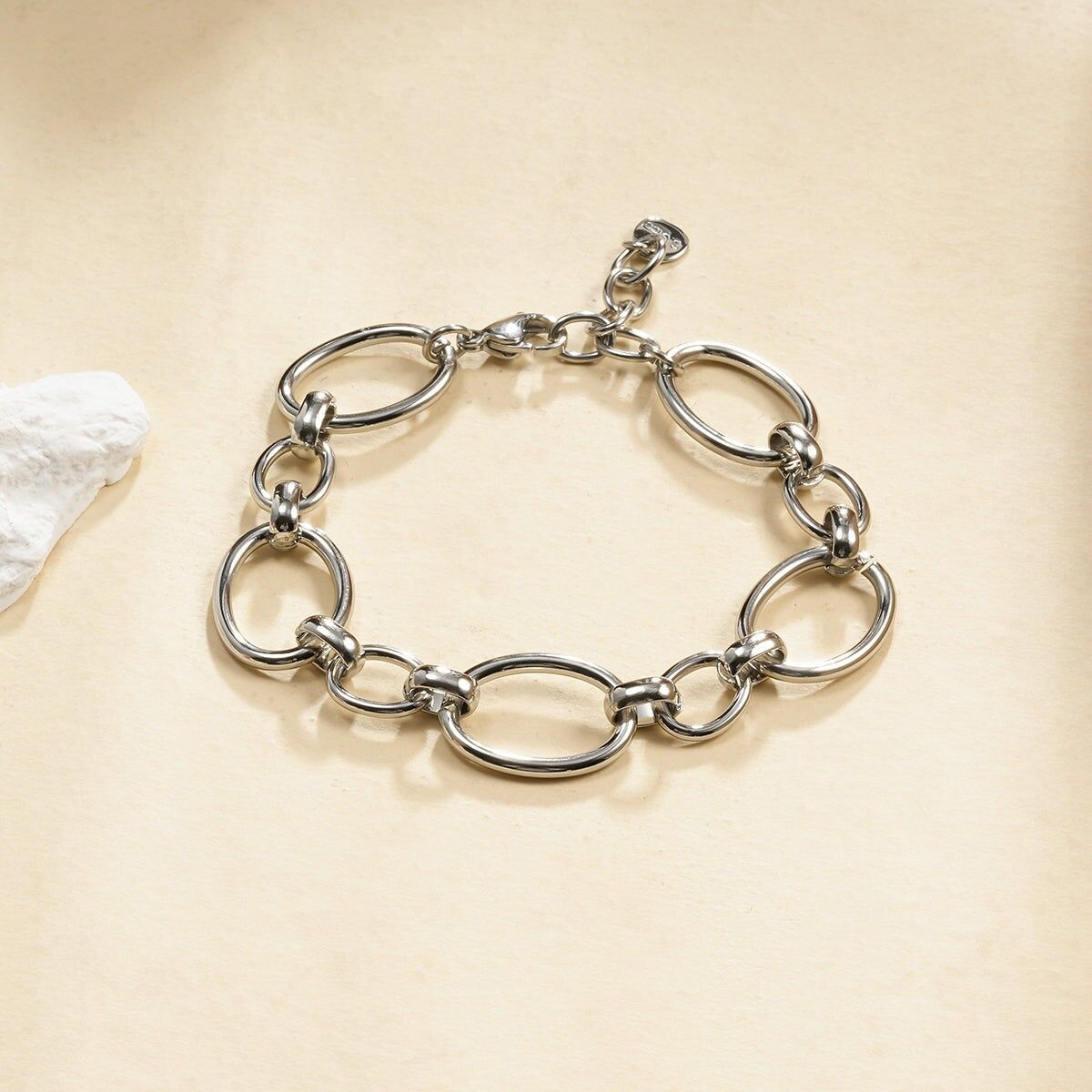 Bracciale a catena in argento con maglie ovali intrecciate ed effetto lucido