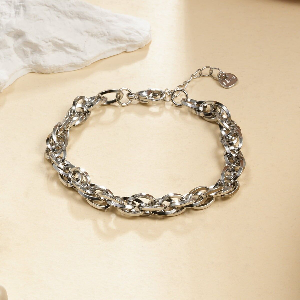 Bracciale a catena in argento con maglia piatta intrecciata ed effetto lucido