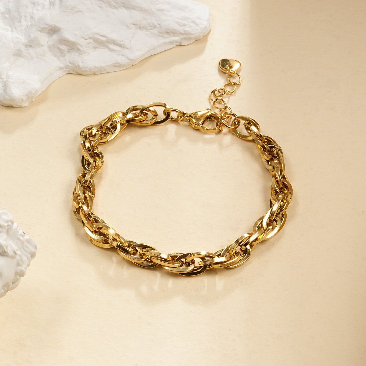 Bracciale a catena in oro con maglia piatta intrecciata ed effetto lucido