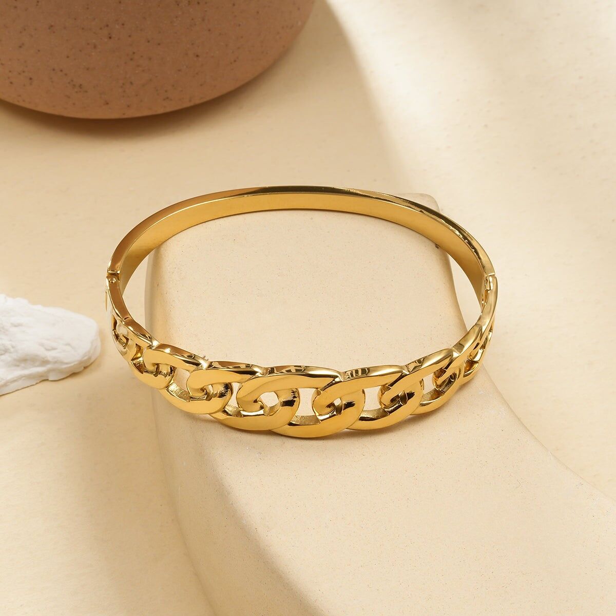 Bracciale rigido in oro con catena a maglie larghe