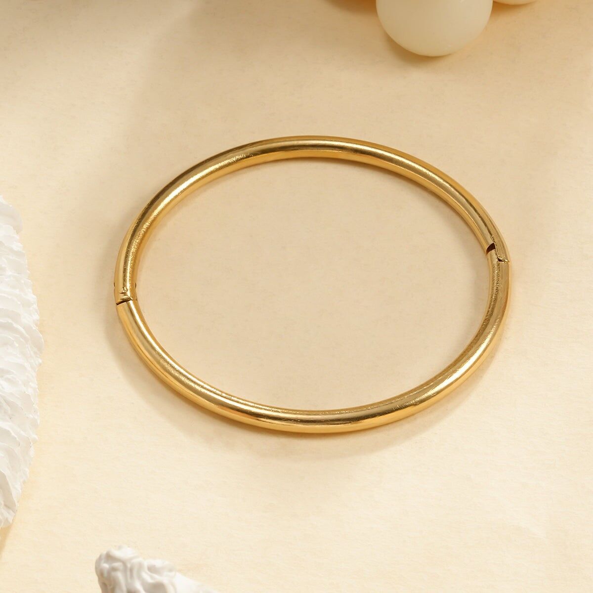 Bracciale rigido minimalista in oro spazzolato