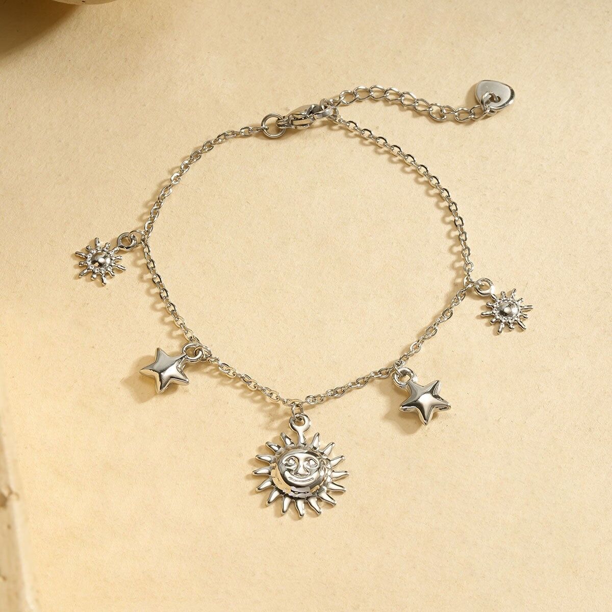 Bracciale a catena in argento pregiato con ciondoli centrali a forma di sole incorniciati da stelle e soli