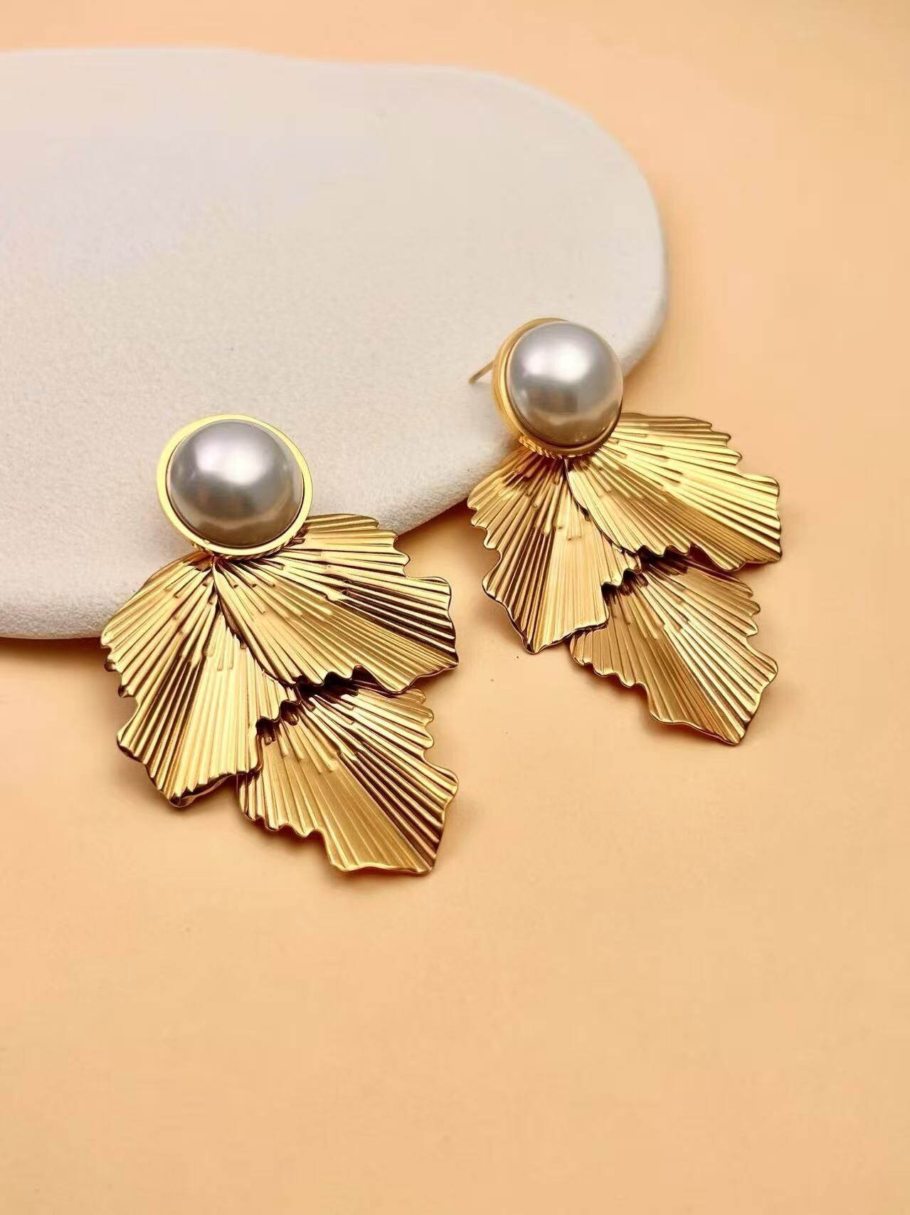Majestic Leaf & Pearl Earring in stainless steel