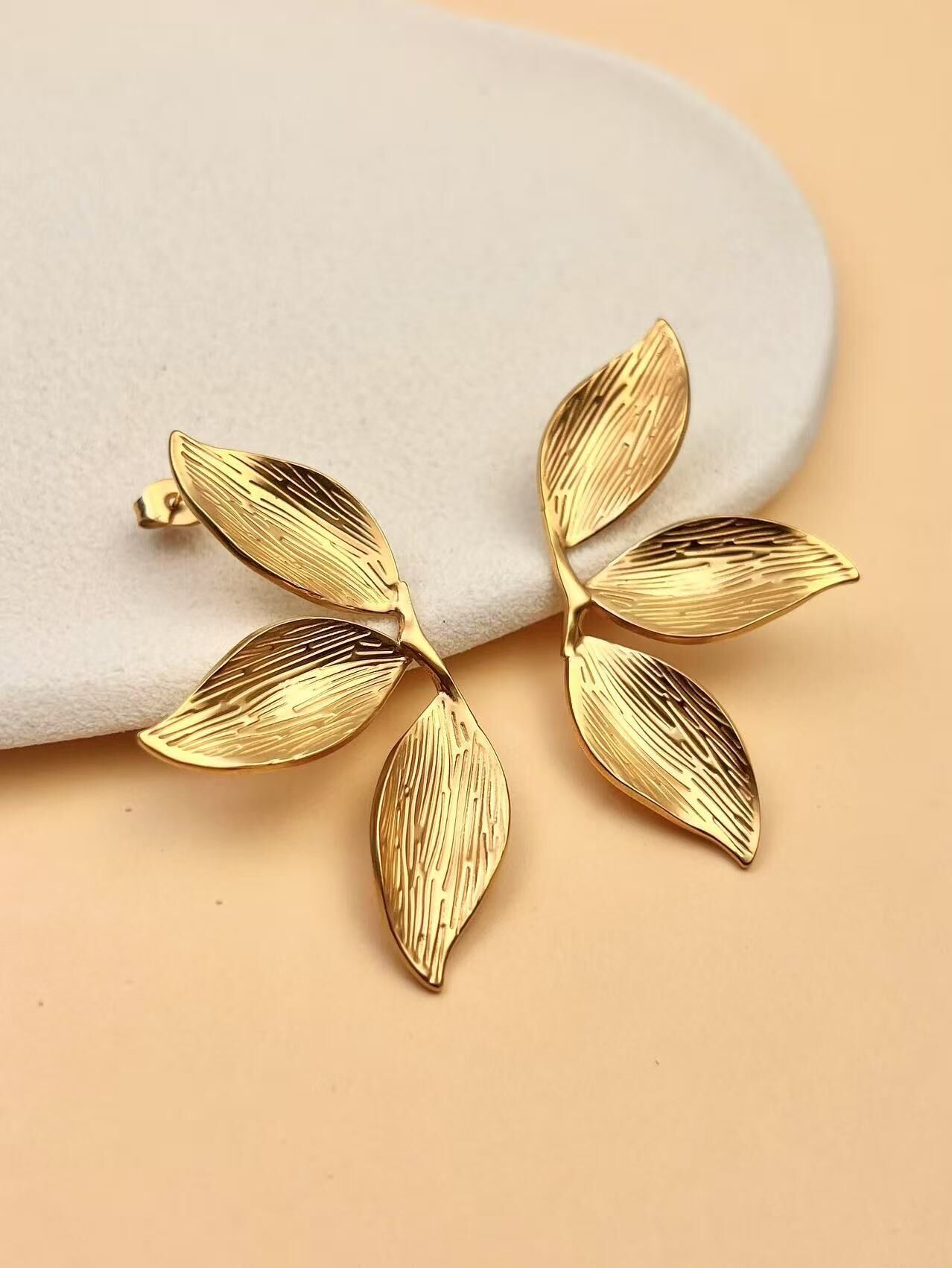 Stylized leaf earrings in gold-plated stainless steel