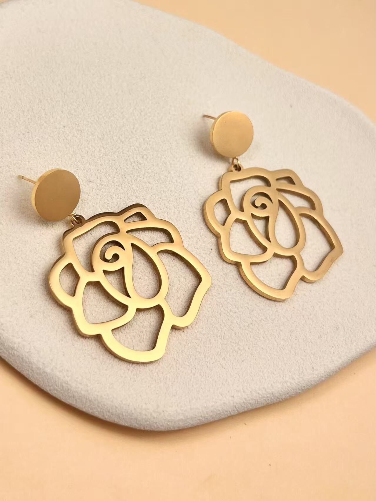 Goldene Blumen-Tropfenohrringe aus Edelstahl