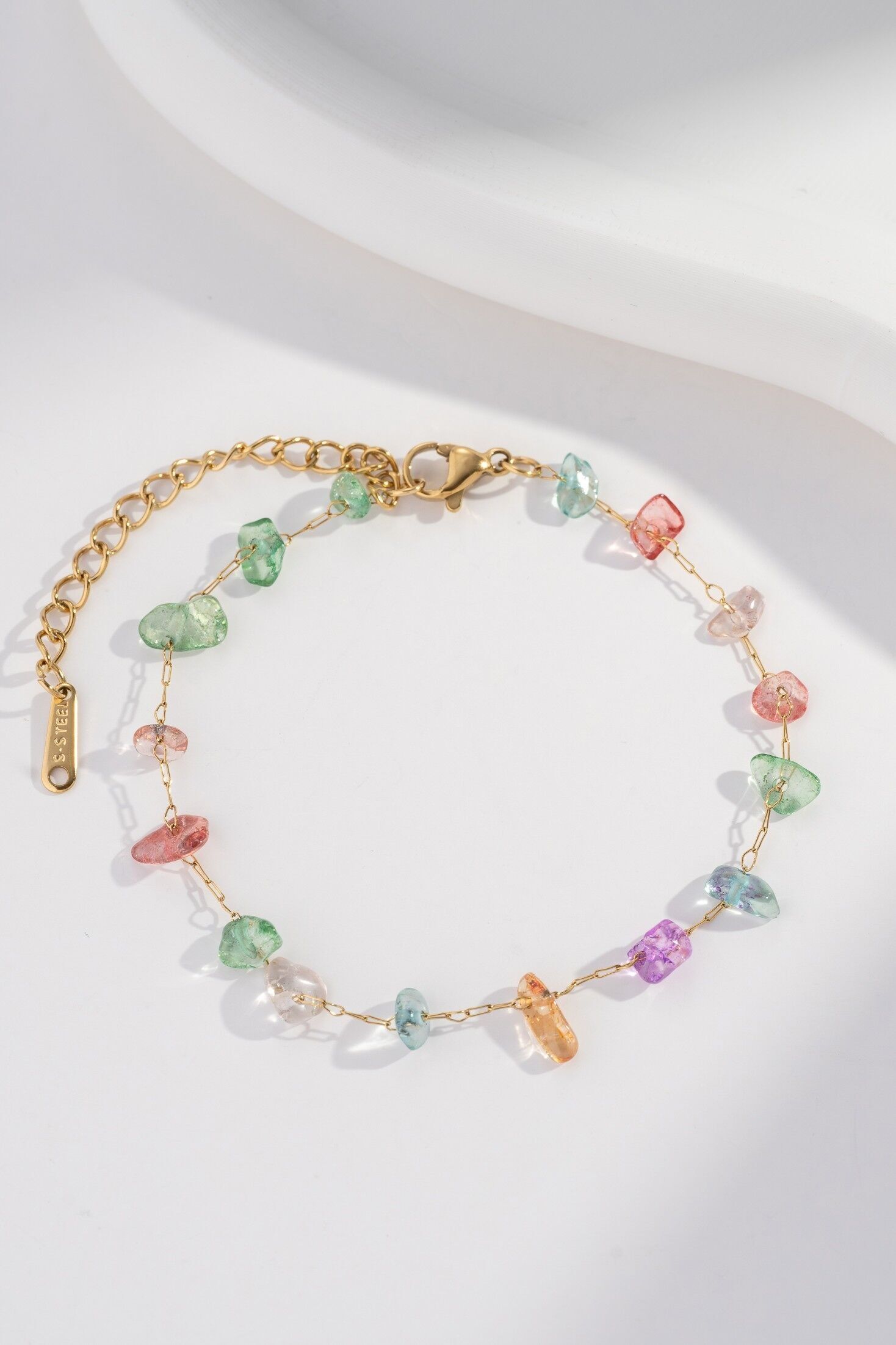 Armband aus mehrfarbigen Natursteinen und Edelstahl