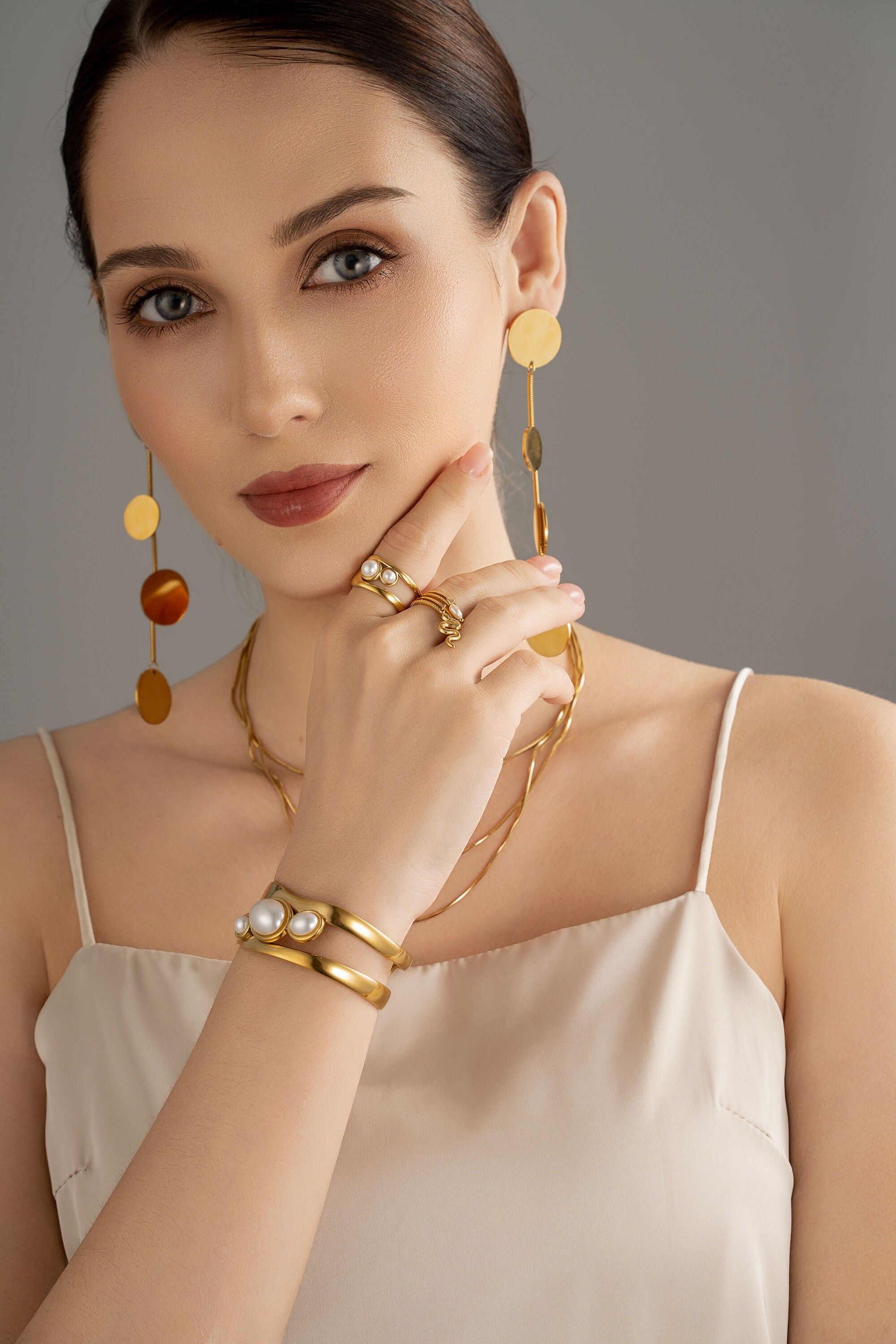 Breiter goldener Armreif mit Naturstein und Edelstahl