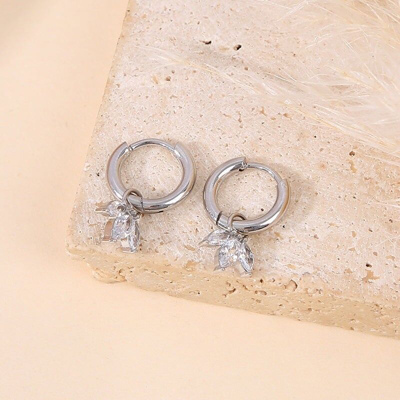 Mini orecchini a cerchio in argento decorati con pendenti a forma di foglia incastonati con strass