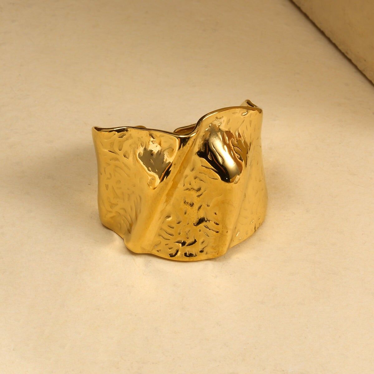 Anello regolabile in oro drappeggiato con trama martellata