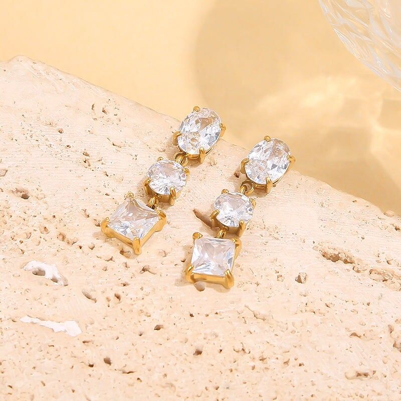 Set di 3 paia di orecchini in oro di varie forme, incastonati con strass