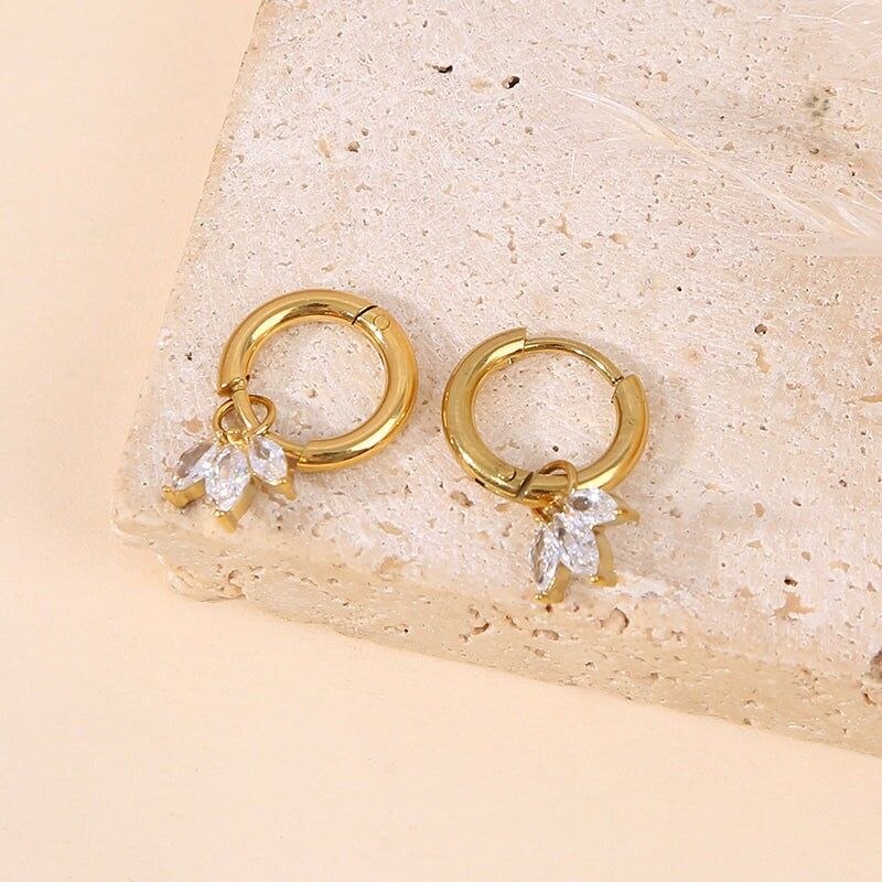 Mini orecchini a cerchio in oro decorati con pendenti a forma di foglia incastonati con strass