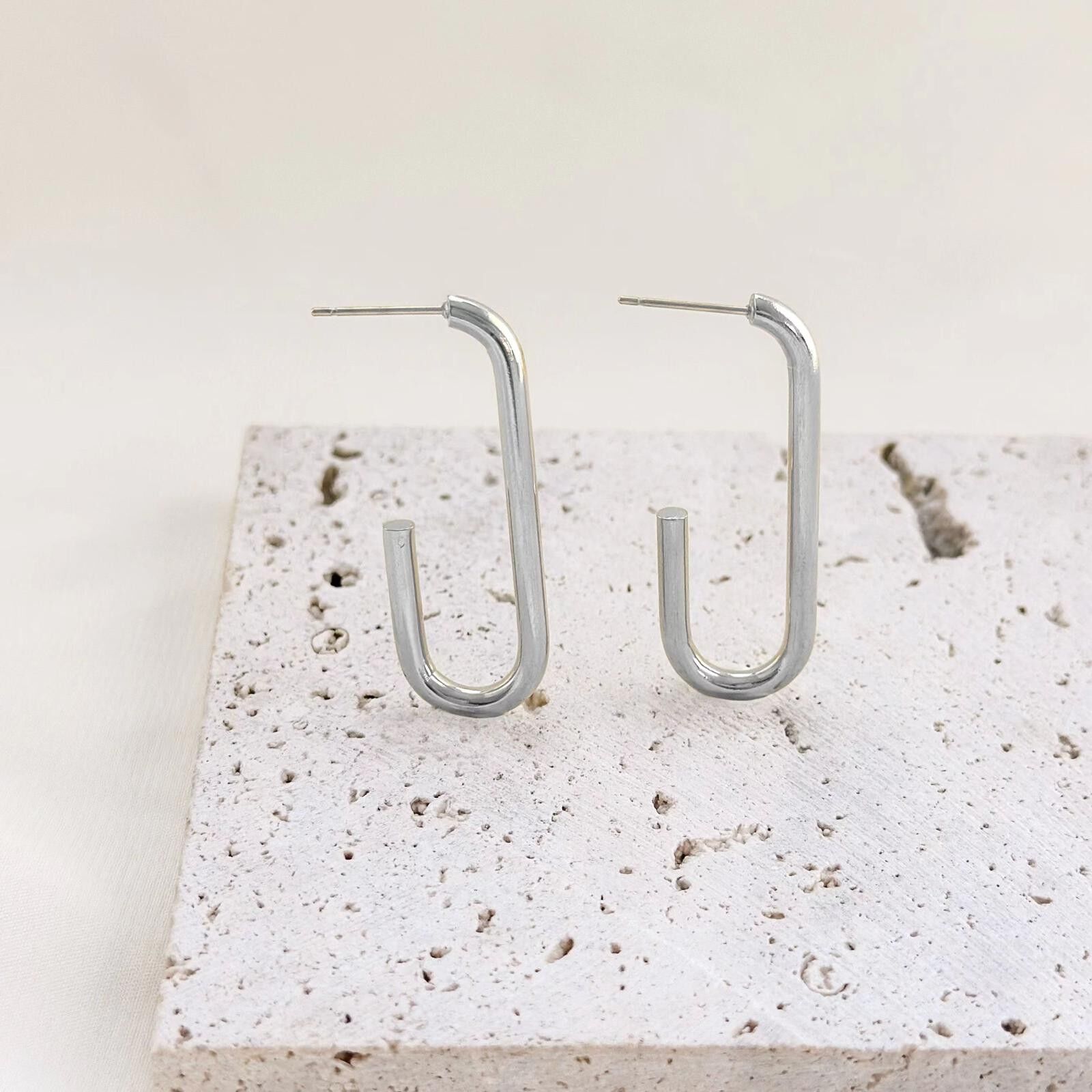 Orecchini a tubo aperti a forma di U in argento