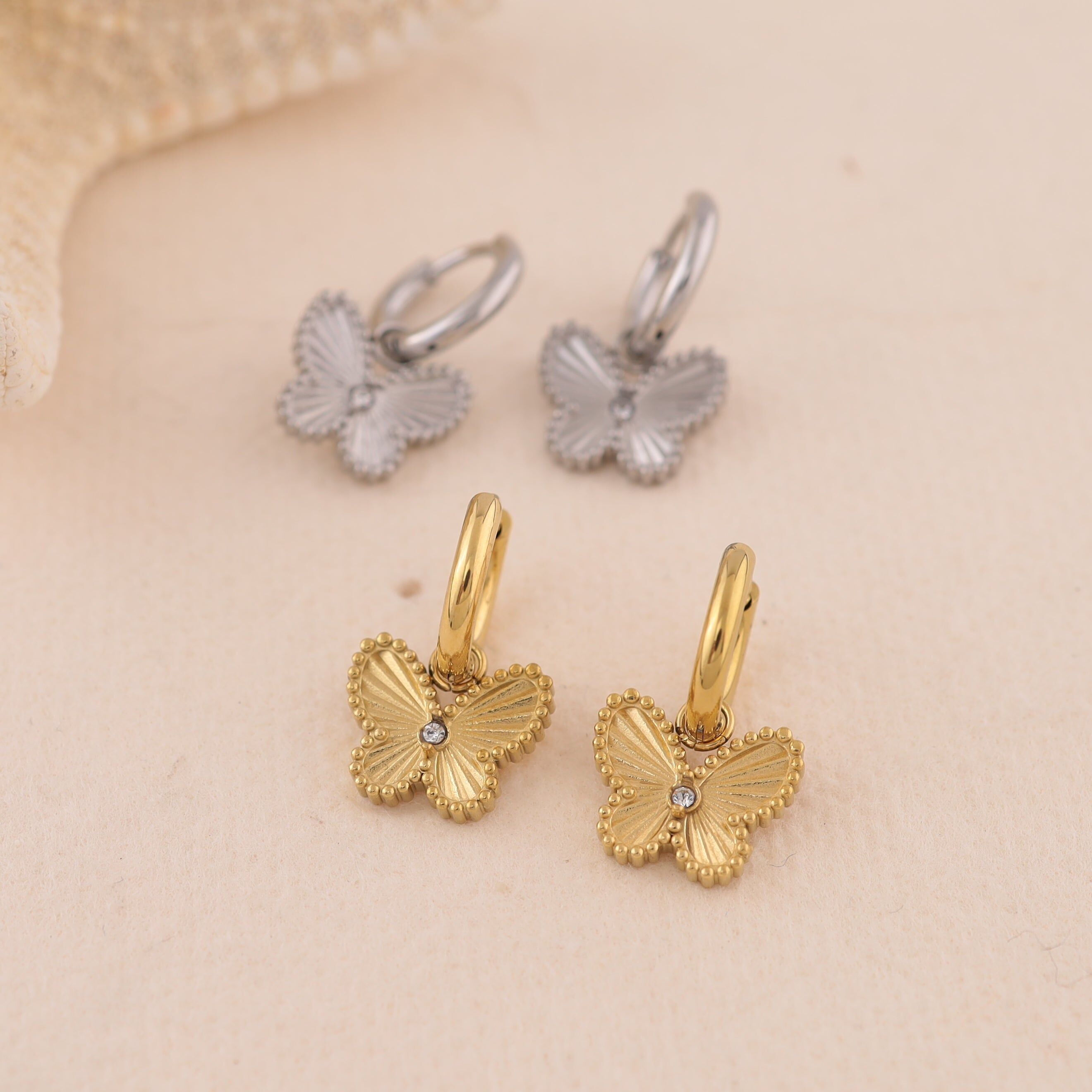 Mini orecchini a cerchio in argento con pendenti a farfalla incastonati con uno strass