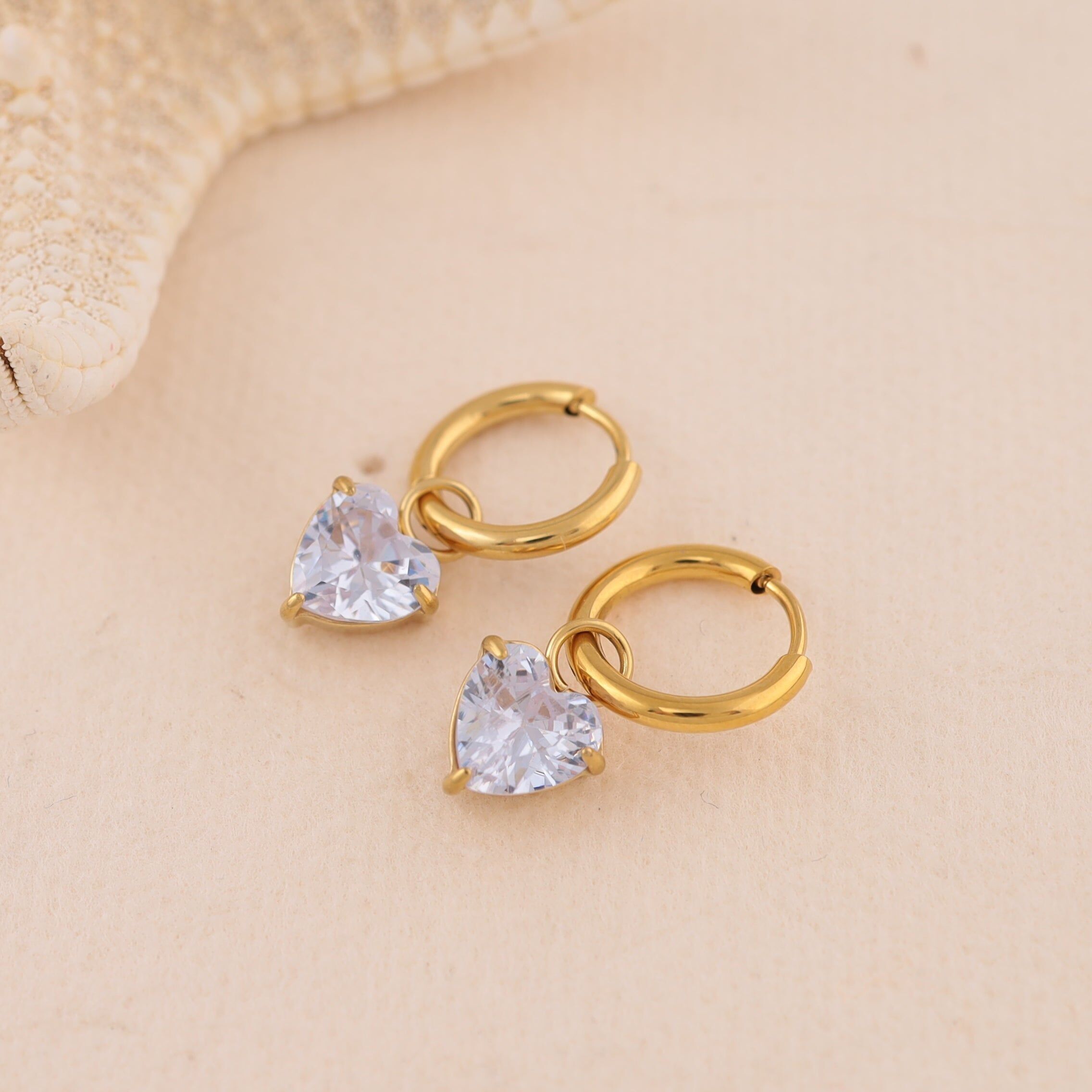 Mini orecchini a cerchio in oro con pendenti a forma di cuore in strass