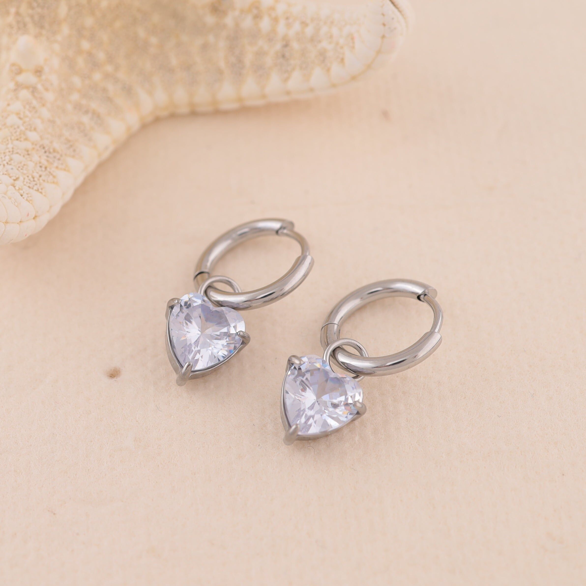 Mini orecchini a cerchio in argento con pendenti a forma di cuore in strass