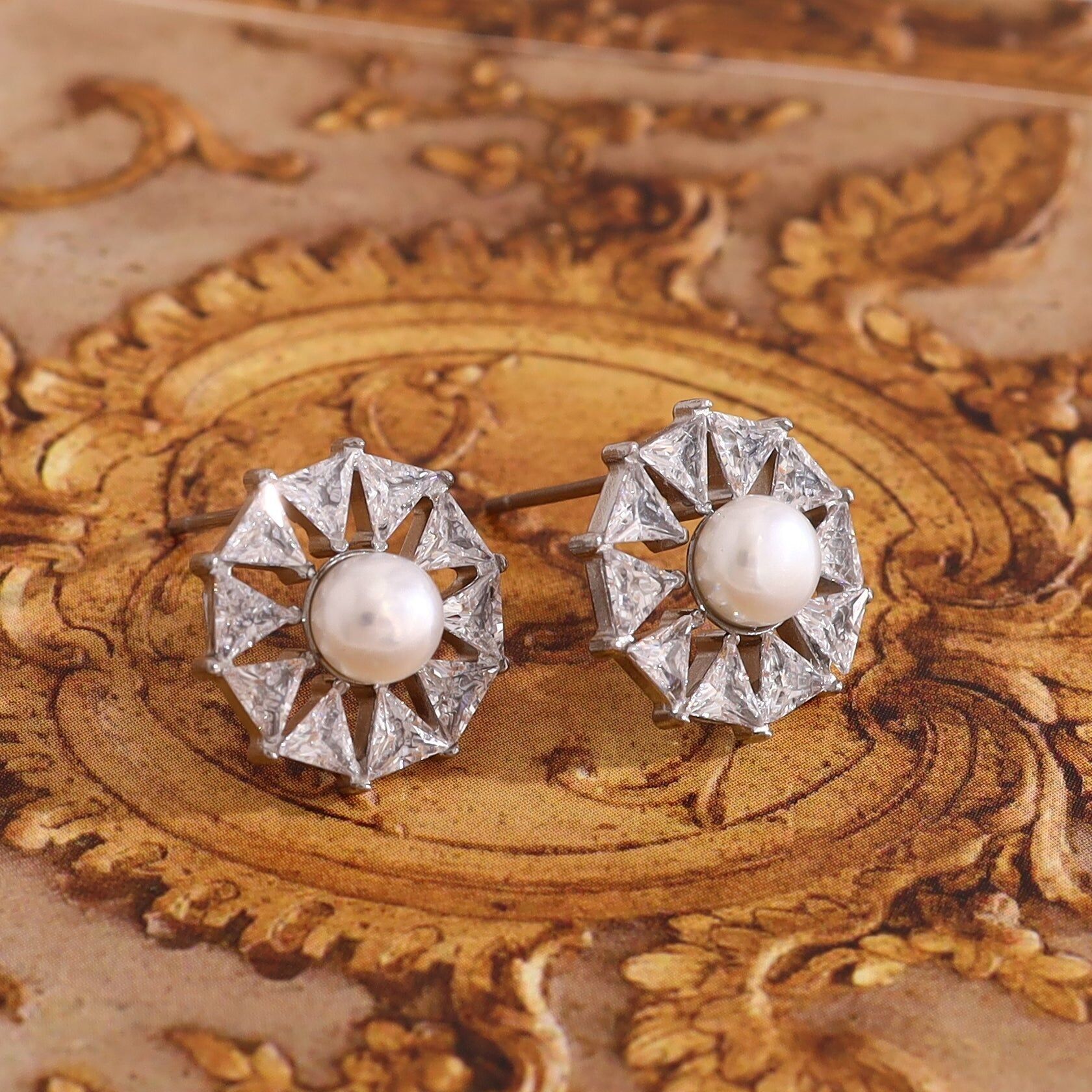 Orecchini in argento, perla centrale decorata con strass triangolari