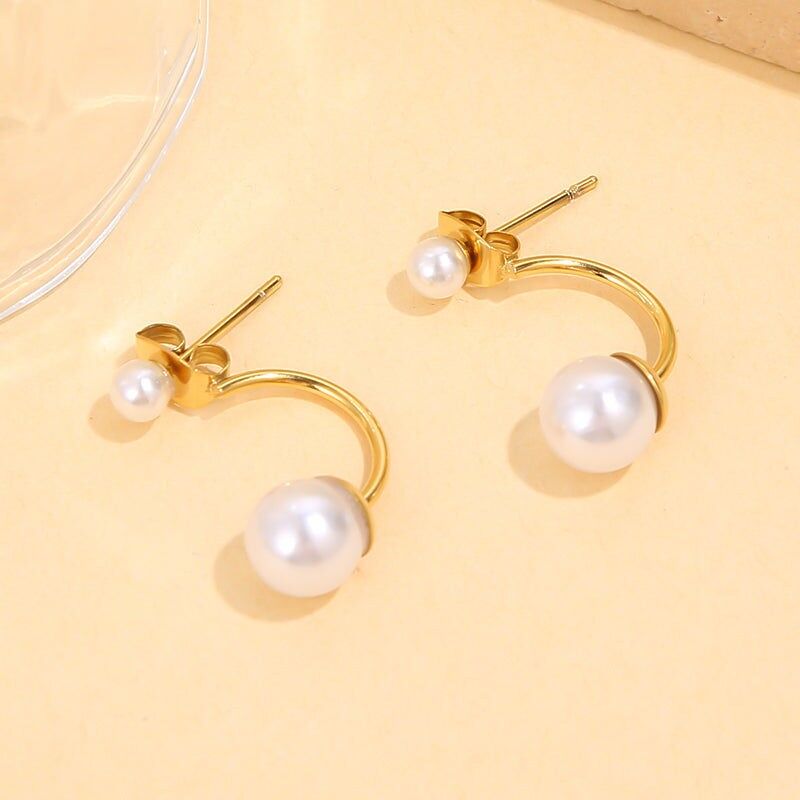 Orecchini curvi in ​​oro con mini perla e perla centrale