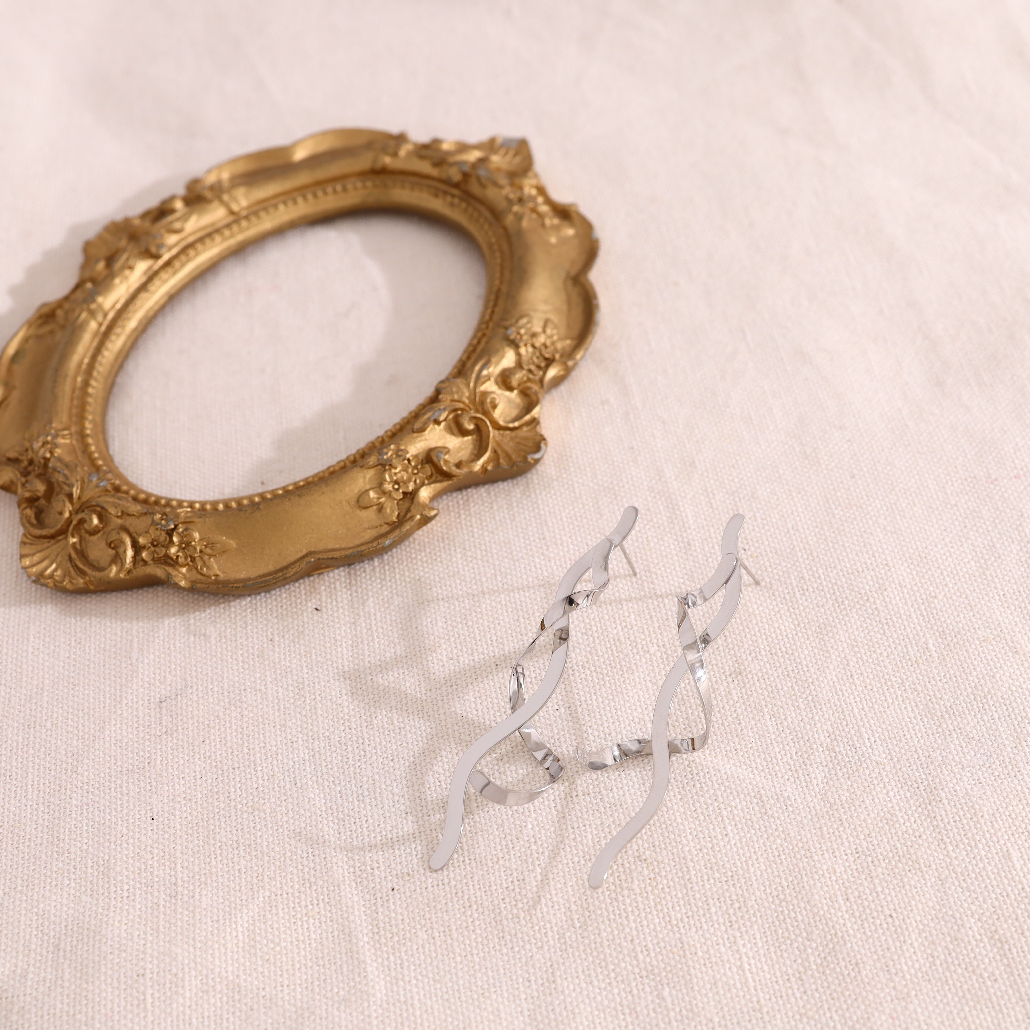 Orecchini pendenti in argento con motivo intrecciato