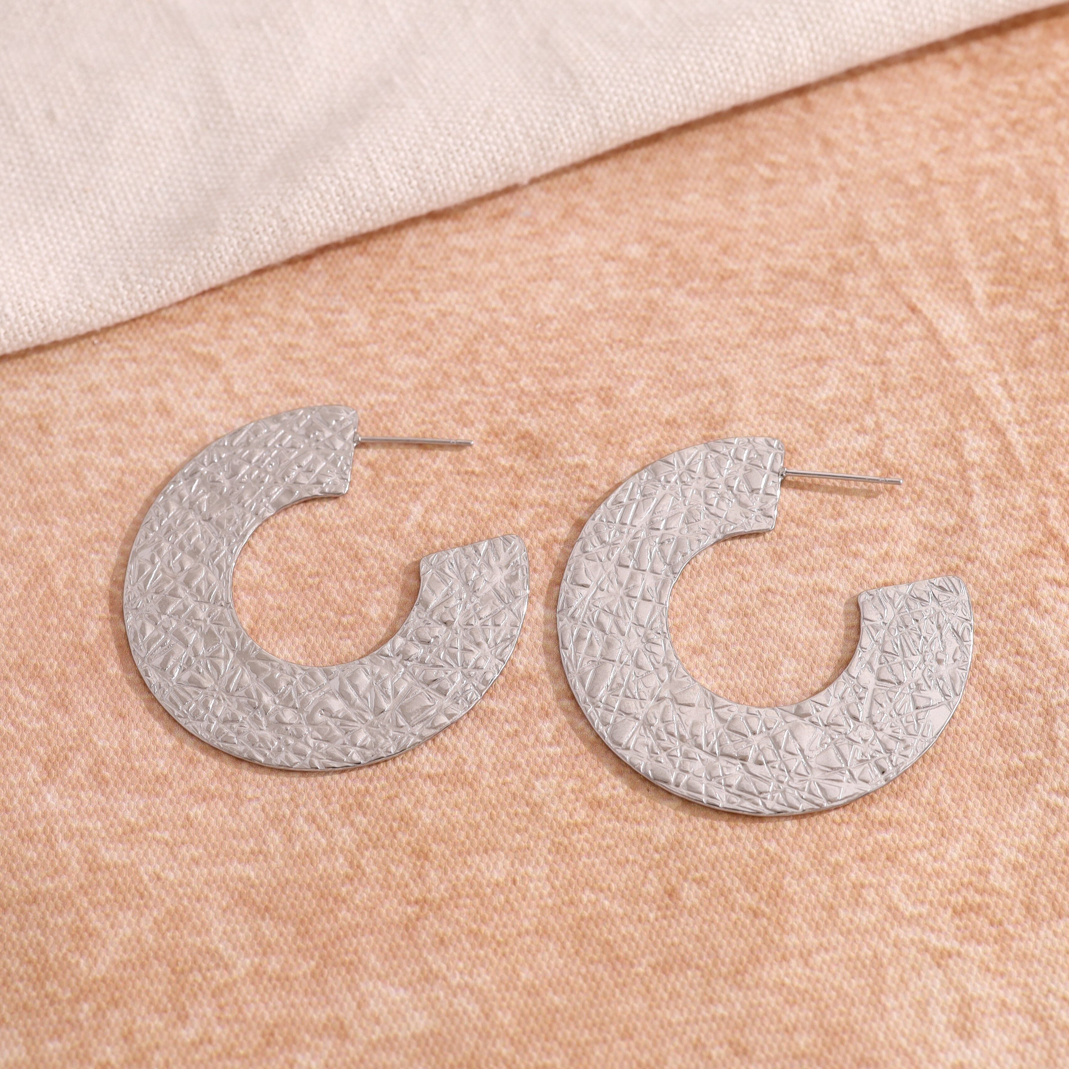 Orecchini a cerchio rotondi placcati in argento con effetto spazzolato lucido