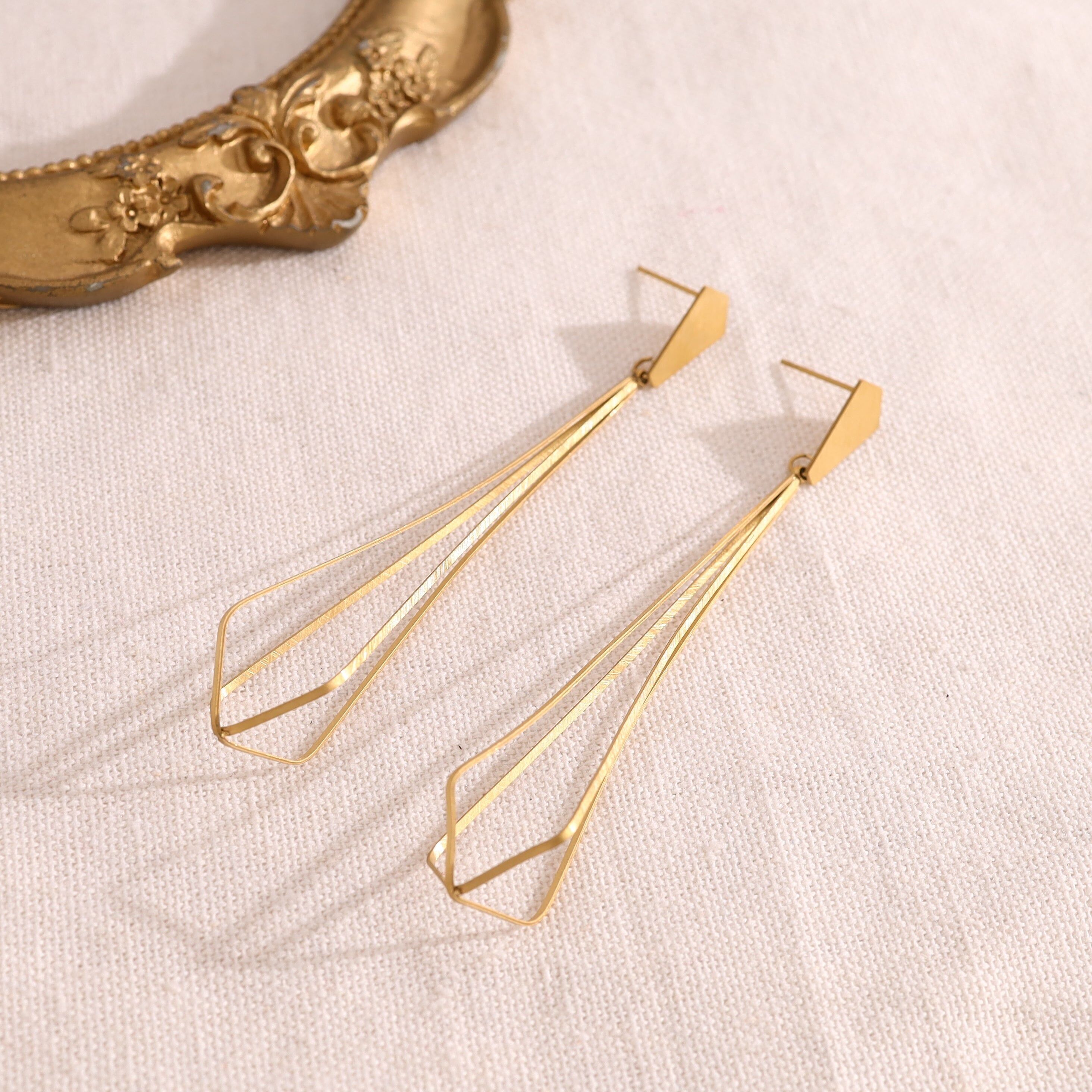 Orecchini pendenti effetto gabbia in oro