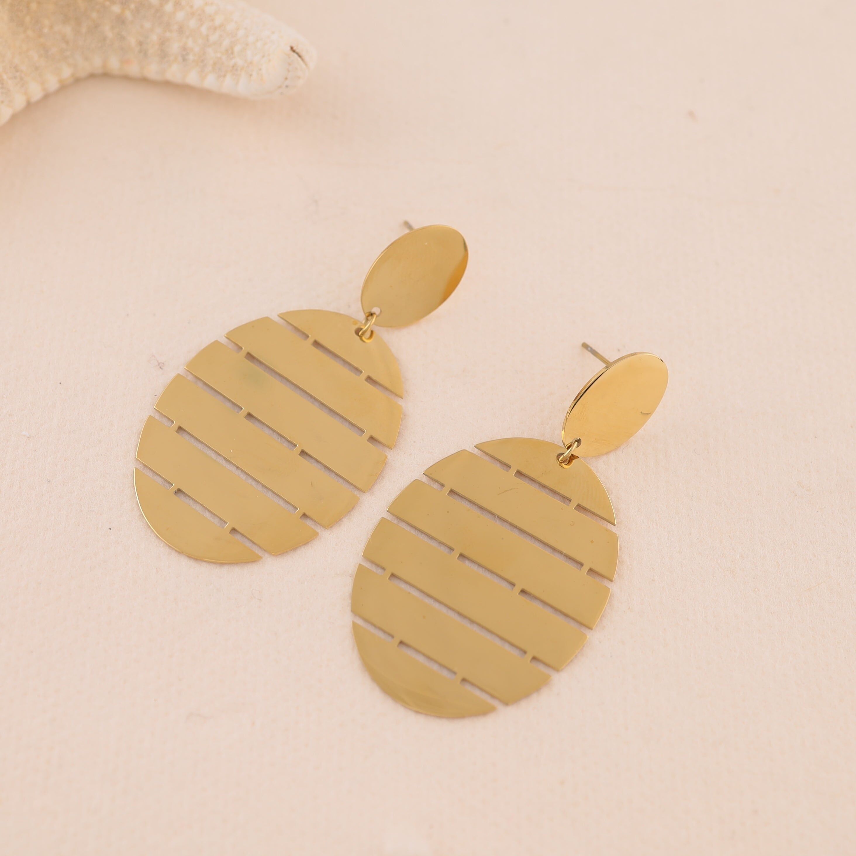 Orecchini pendenti ovali in oro traforato con strisce orizzontali