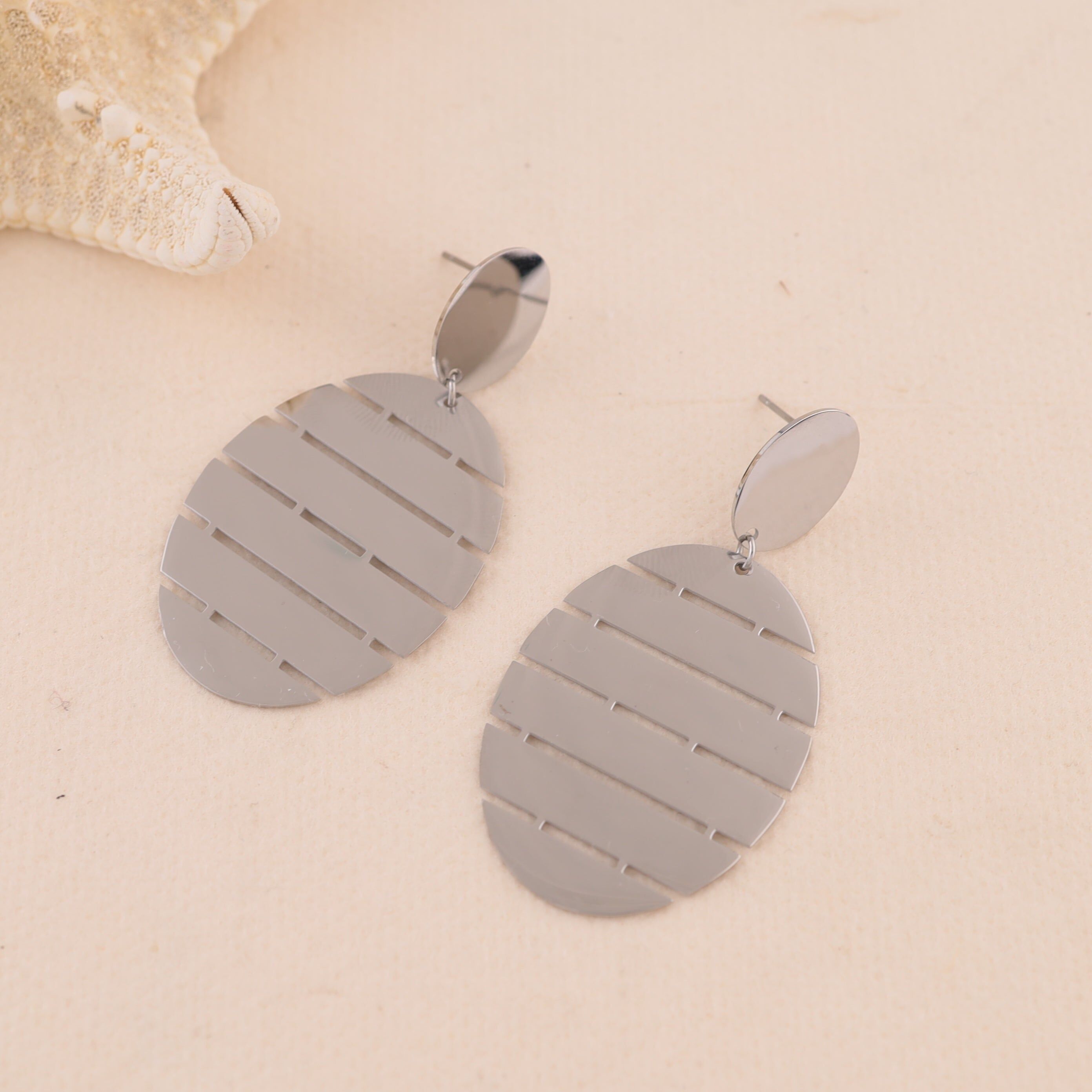 Orecchini pendenti ovali in argento traforati con strisce orizzontali