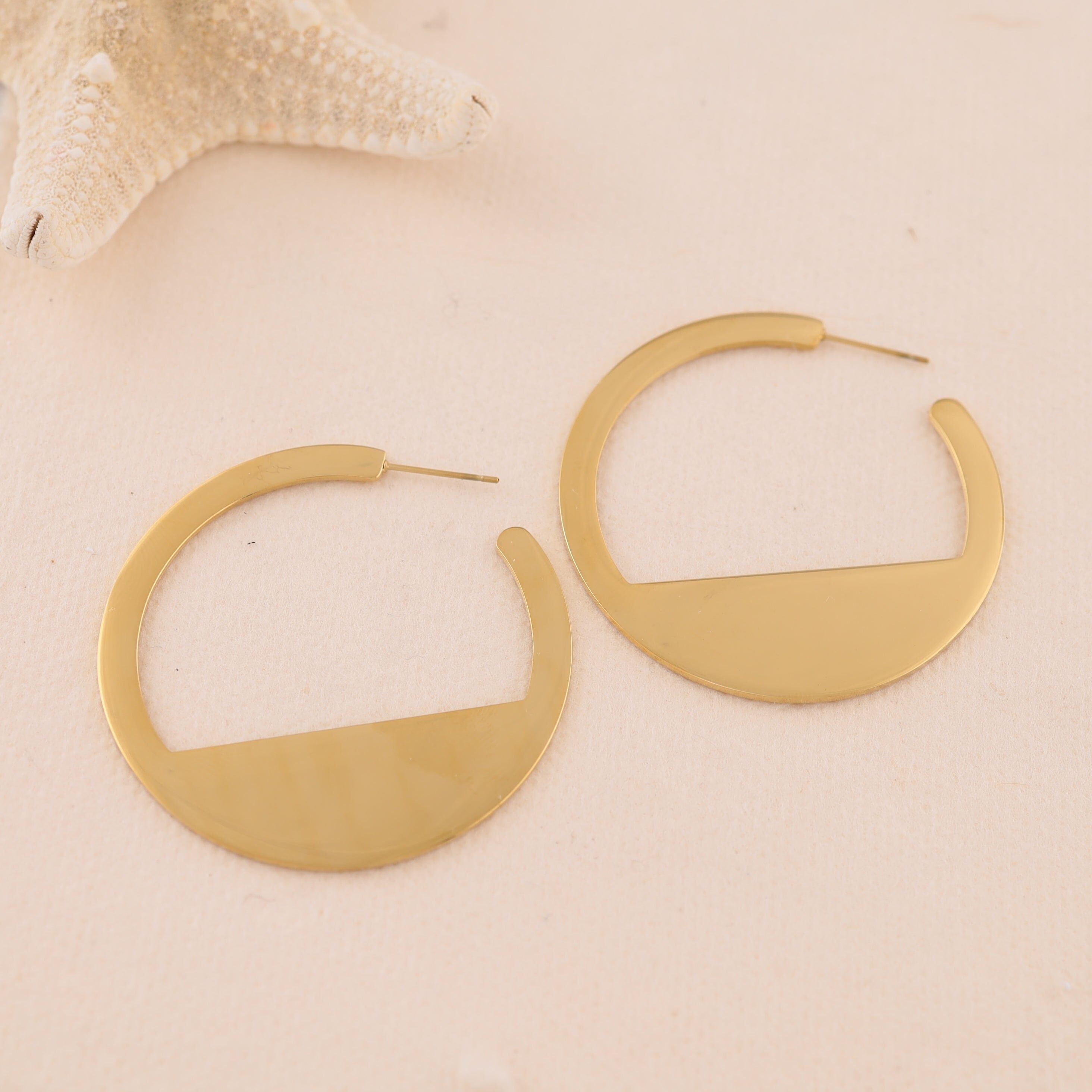 Orecchini traforati a mezzo cerchio in oro