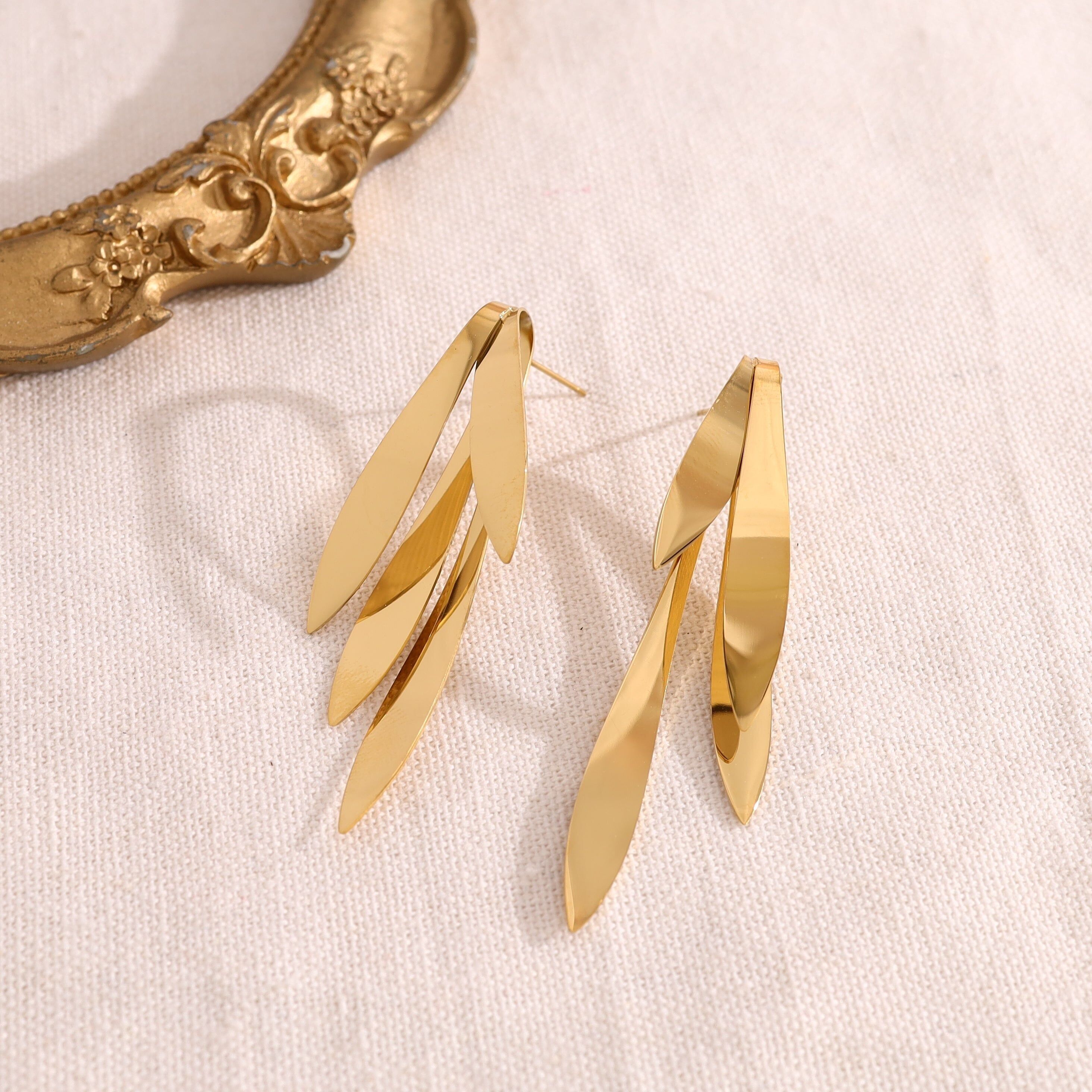 Orecchini pendenti a forma di ala in oro