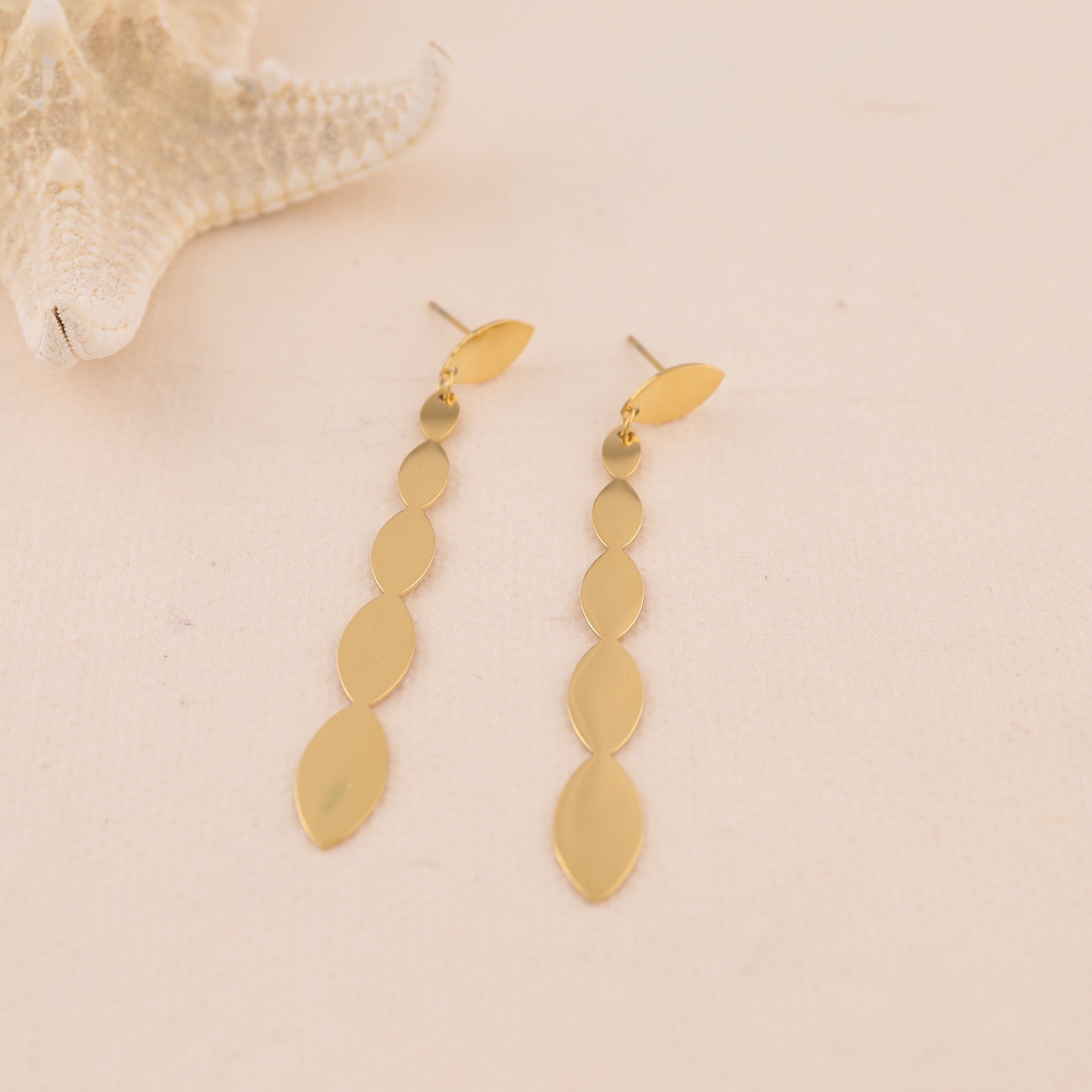 Orecchini pendenti a mandorla placcati in oro